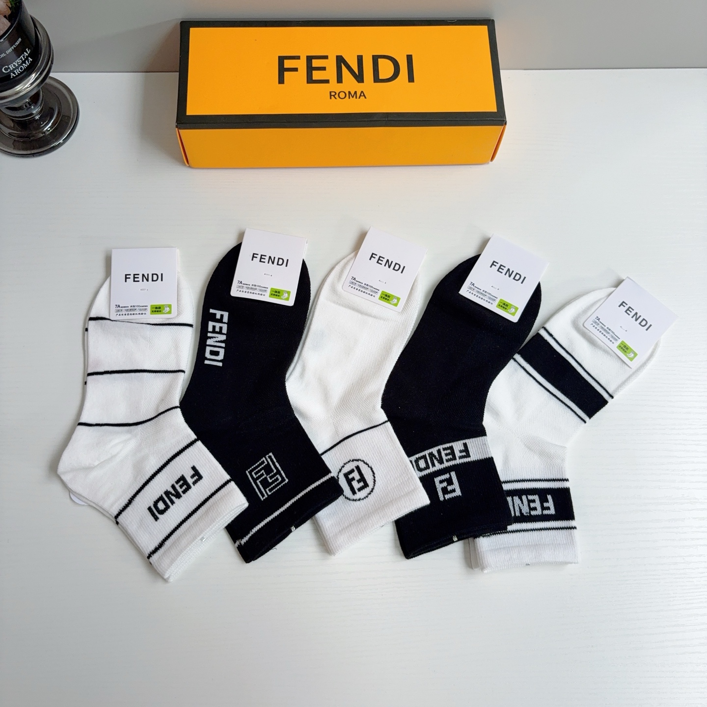 配包装（一盒5双） FENDI 芬迪 经典双F中筒袜子，纯棉面料，潮人必备款 个性时尚百搭款，你值得拥有