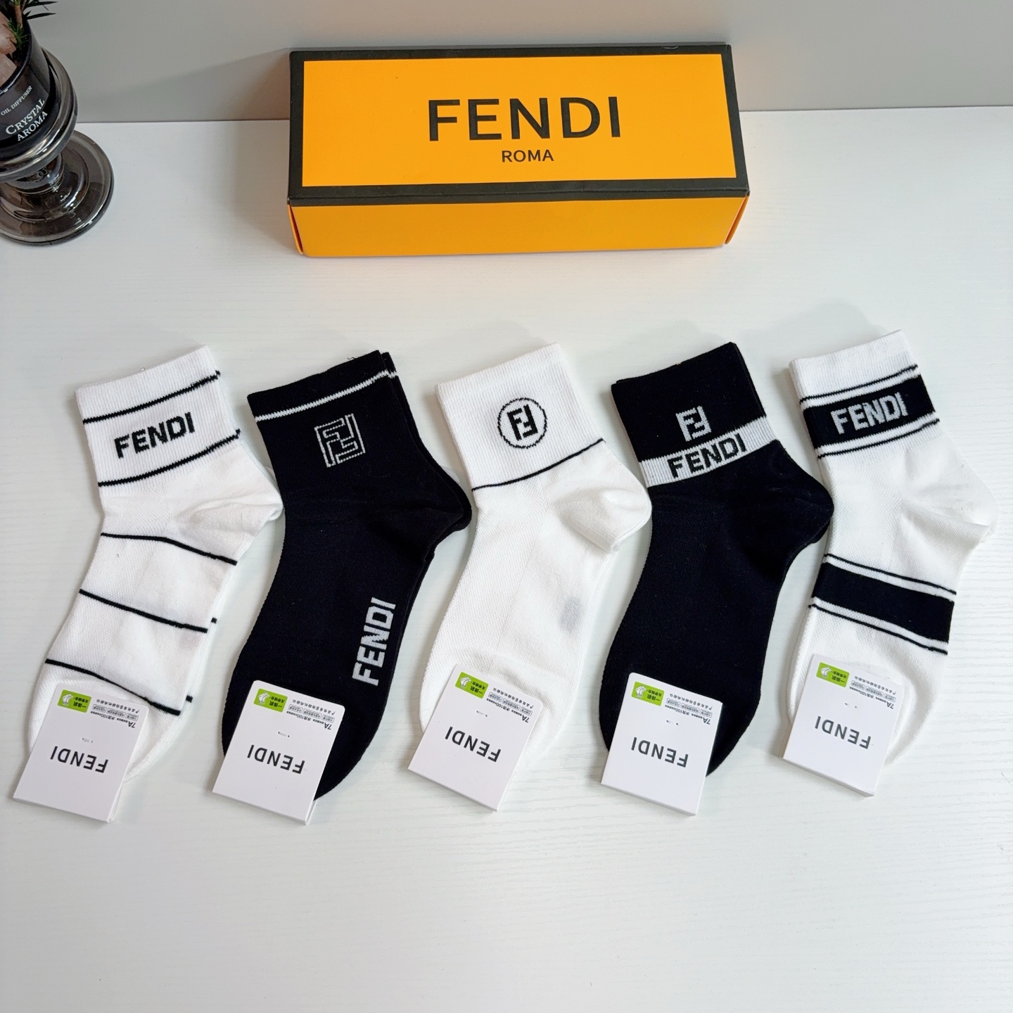 配包装（一盒5双） FENDI 芬迪 经典双F中筒袜子，纯棉面料，潮人必备款 个性时尚百搭款，你值得拥有