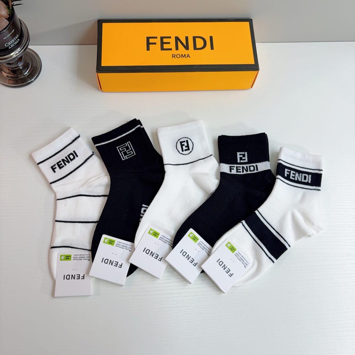 配包装（一盒5双） FENDI 芬迪 经典双F中筒袜子，纯棉面料，潮人必备款 个性时尚百搭款，你值得拥有