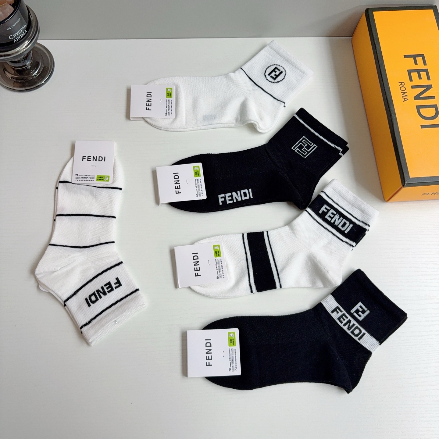 配包装（一盒5双） FENDI 芬迪 经典双F中筒袜子，纯棉面料，潮人必备款 个性时尚百搭款，你值得拥有