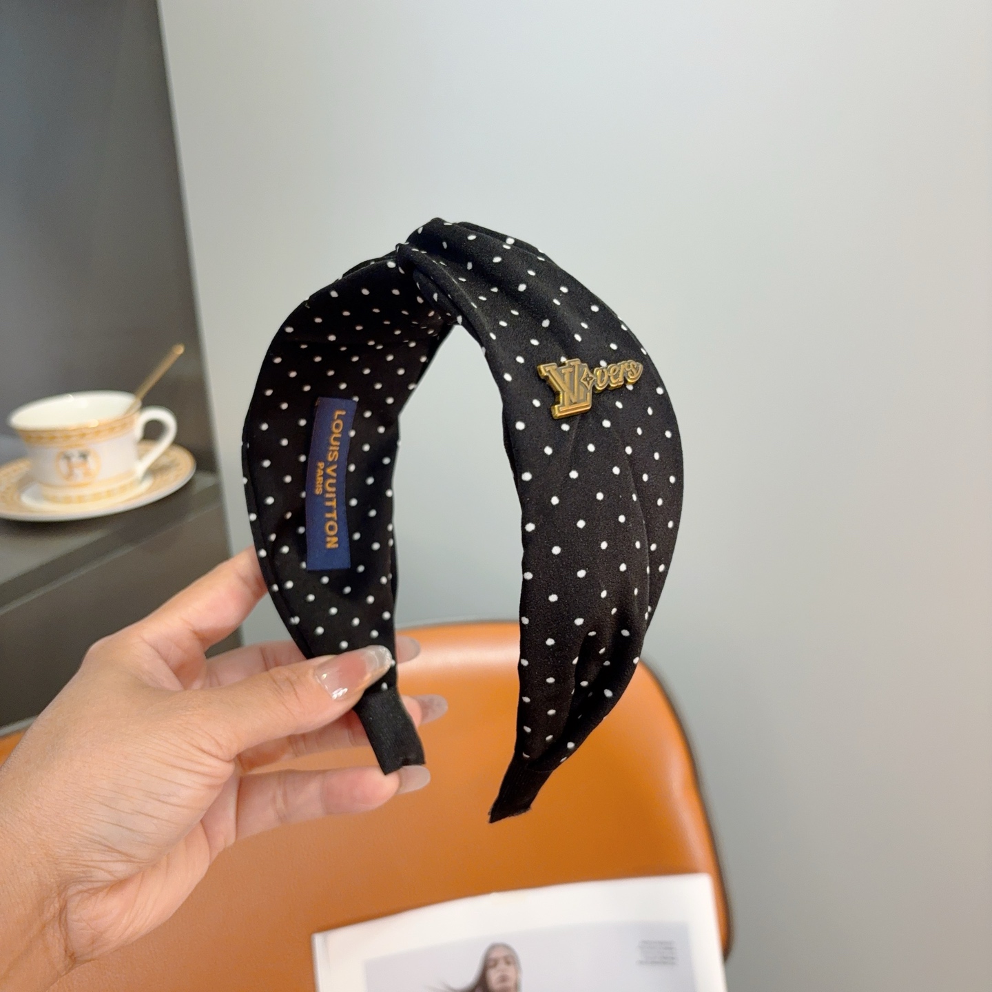 NO:852551,Comes with packaging LV (Louis Vuitton) new polka-dot cross-style exquisite headband, retro headband, recommended by Internet celebrities. Matched with high-end materials, super refined, fashionable and versatile. Hairpins, hairpins, louis vuitton, louis vuitton, hairpins19860909配包装 LV（路易威登）新款波点交叉款精致发箍,复古头箍,网红爆款推荐 搭配高端材质,超精致,时尚百搭.发夹,发夹,louis vuitton,louis vuitton,hairpins,accessory