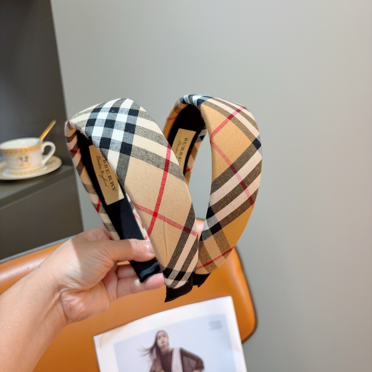 NO:852561,Comes with packaging, new BURBERRY headband, fabric supplied by customer, all details are shot in real time!  Very attractive and versatile, suitable for various occasions!  hairpins,hairpins,burberry,burberry,hairpins19860909配包装 巴宝莉BURBERRY 新款发箍,客供面料 细节全部实拍！非常耐看又百搭、适合各种场合搭配！发夹,发夹,burberry,burberry,hairpins,accessory