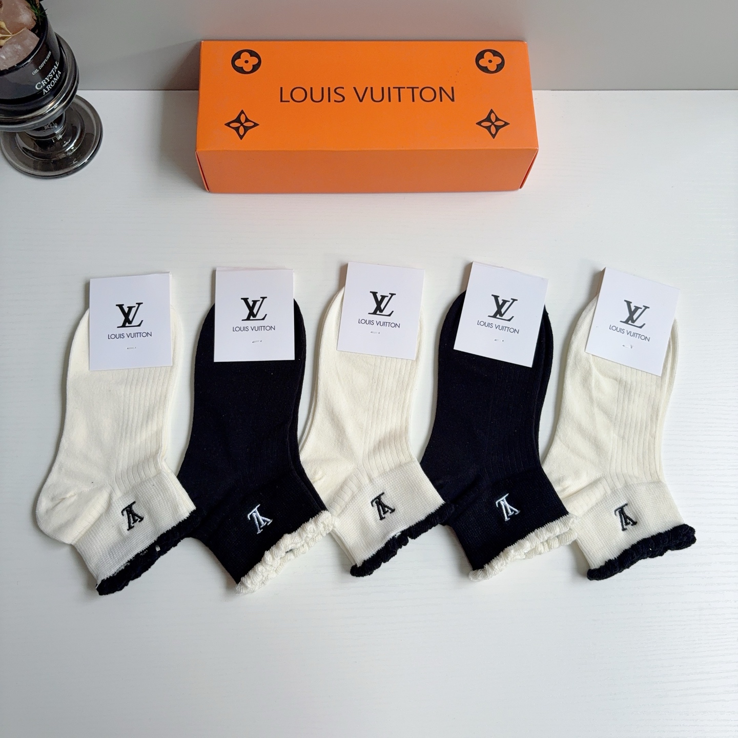 配包装（一盒5双） LV 路易威登 2026新款刺绣袜子！纯棉面料，经典字母图案短筒袜子，💛大牌出街，潮