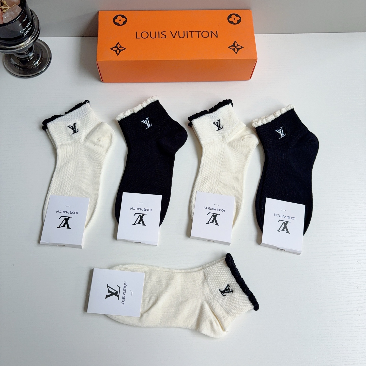 配包装（一盒5双） LV 路易威登 2026新款刺绣袜子！纯棉面料，经典字母图案短筒袜子，💛大牌出街，潮