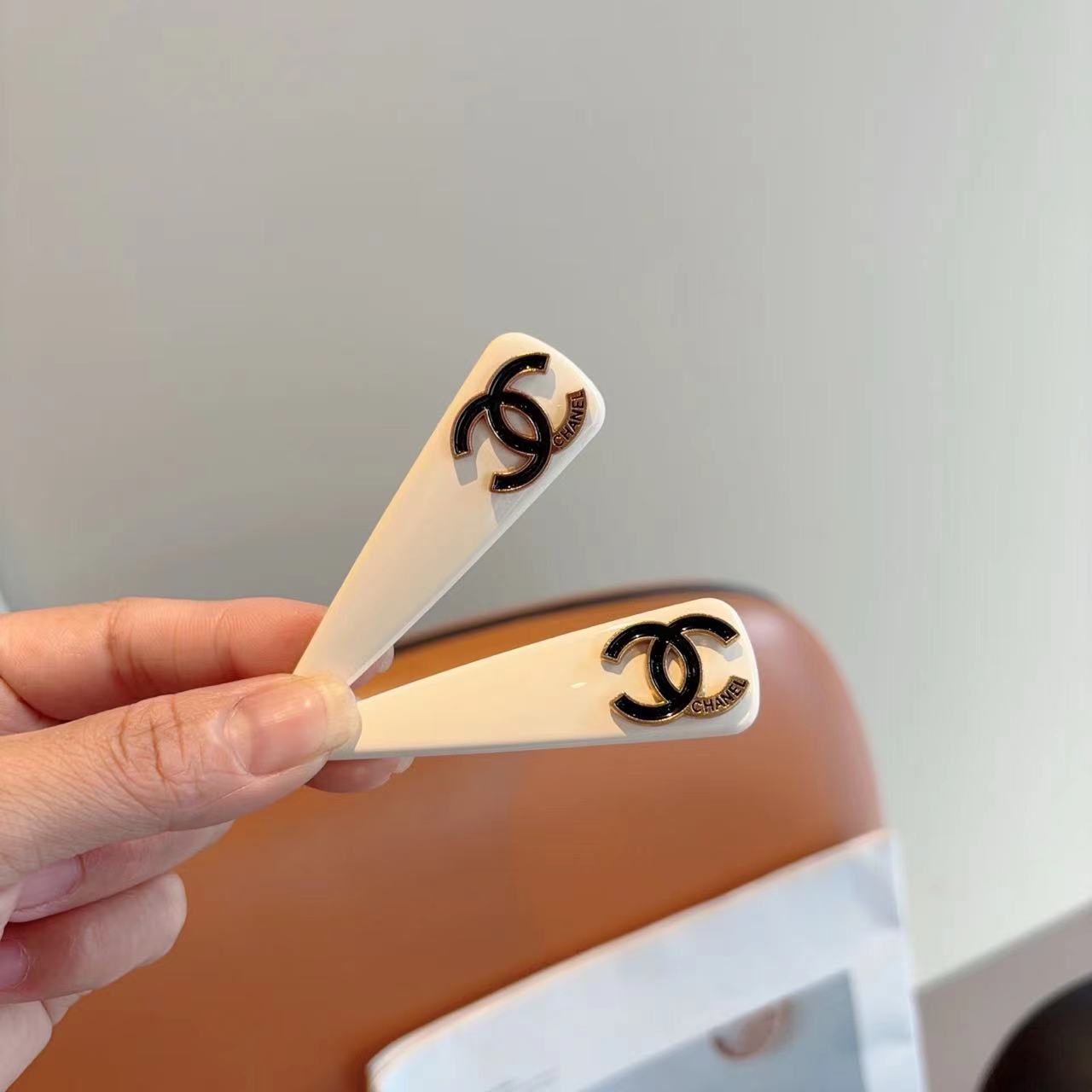 NO:852659,Comes with packaging (one pair) CHANEL (Chanel) high-end new hairpin BB clip, classic letter logo side clip bangs clip hair accessories, high-end Japanese and Korean fantasy girl's simple and versatile style!  hairpins,hairpins,chanel,chanel,hairpins19860909配包装（一对） CHANEL（香奈儿） 高端新款发夹BB夹、经典字母logo边夹刘海夹发饰, 高级感日韩幻彩少女简约百搭款！发夹,发夹,chanel,chanel,hairpins,accessory
