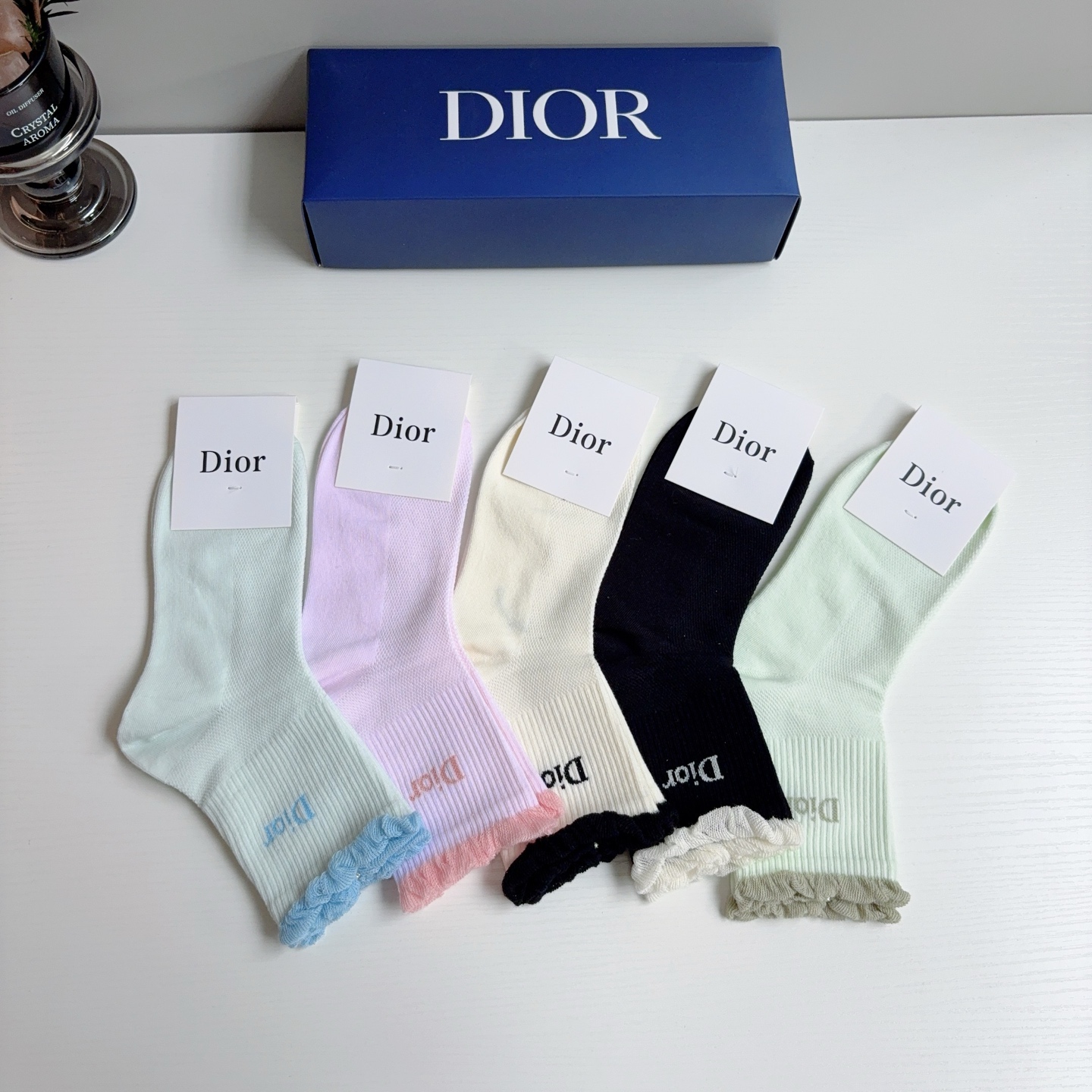 配包装（一盒5双）Dior 迪奥 新款字母中筒袜子！爆款字母专柜同步中筒袜，💛大牌出街，潮人必备。超好搭