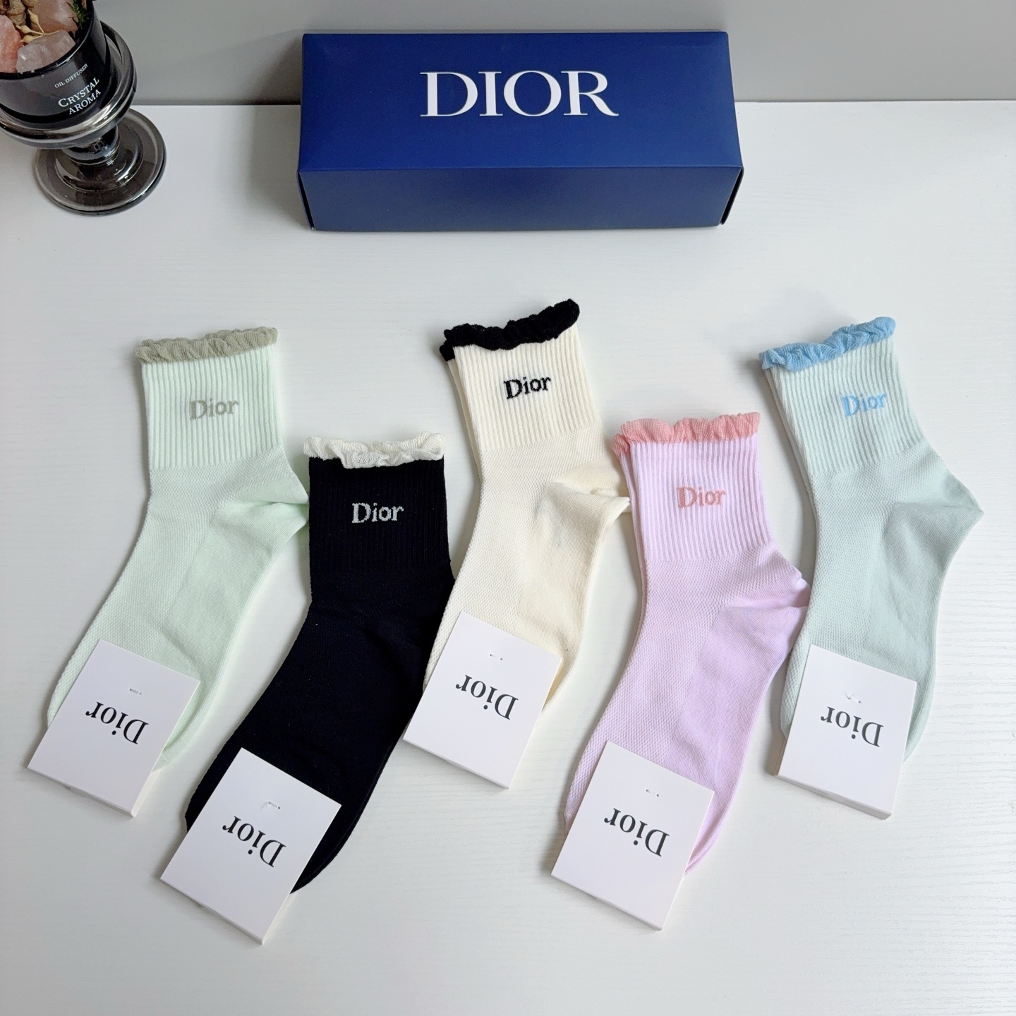 配包装（一盒5双）Dior 迪奥 新款字母中筒袜子！爆款字母专柜同步中筒袜，💛大牌出街，潮人必备。超好搭