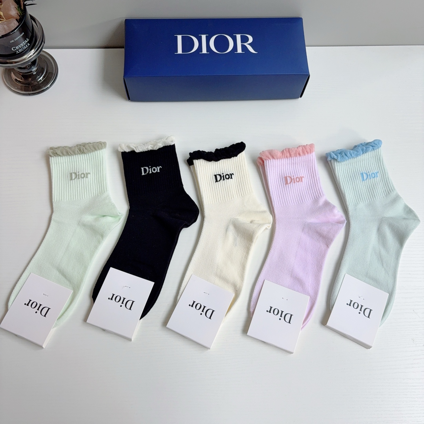 配包装（一盒5双）Dior 迪奥 新款字母中筒袜子！爆款字母专柜同步中筒袜，💛大牌出街，潮人必备。超好搭