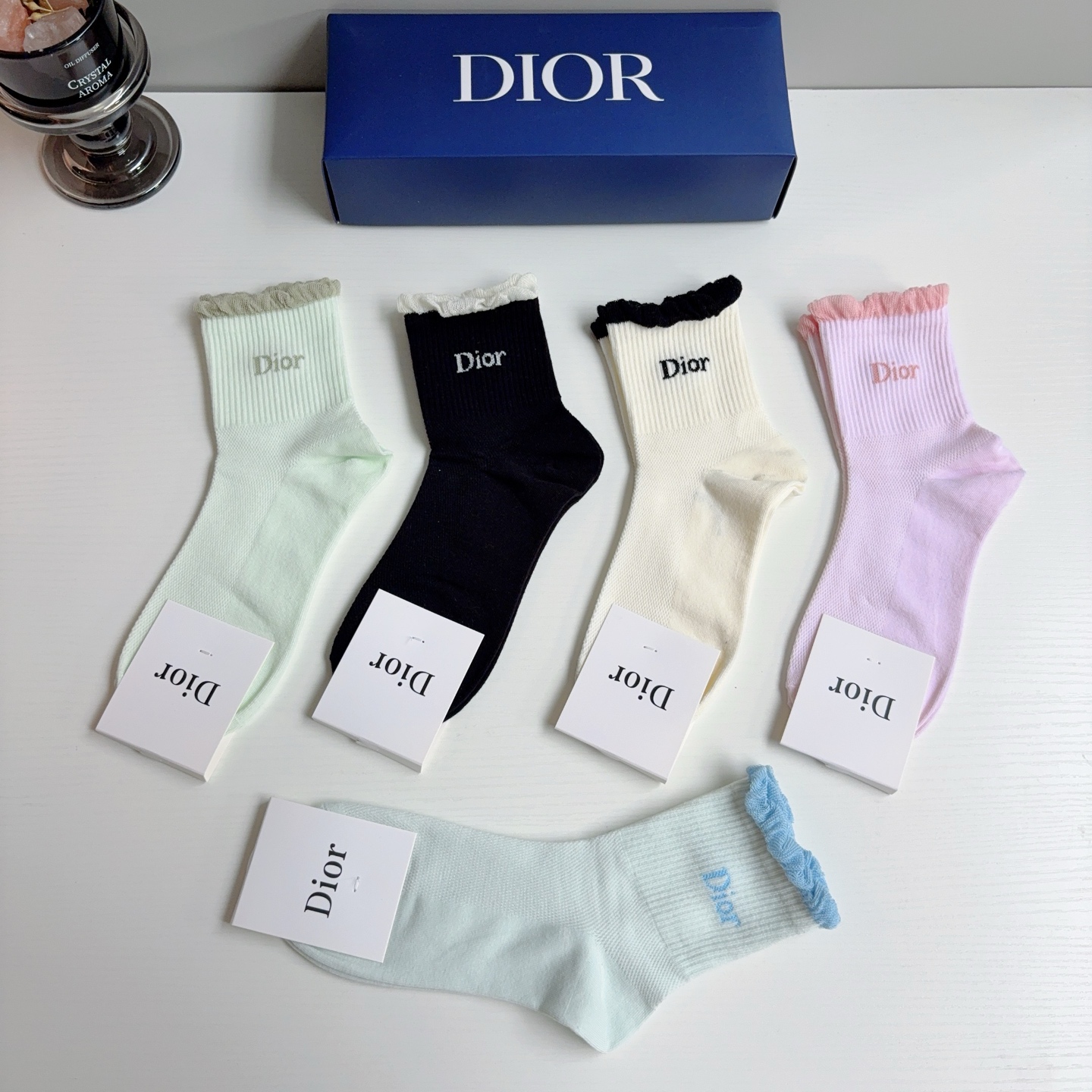 配包装（一盒5双）Dior 迪奥 新款字母中筒袜子！爆款字母专柜同步中筒袜，💛大牌出街，潮人必备。超好搭