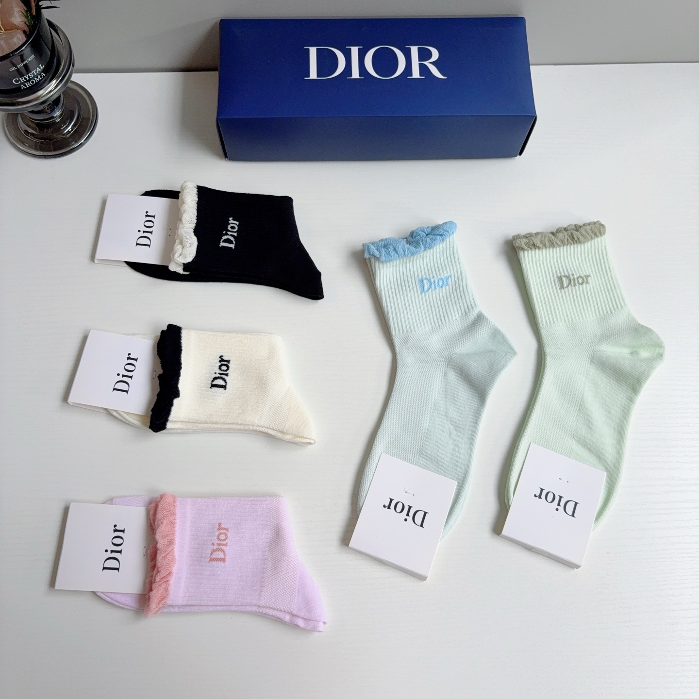 配包装（一盒5双）Dior 迪奥 新款字母中筒袜子！爆款字母专柜同步中筒袜，💛大牌出街，潮人必备。超好搭