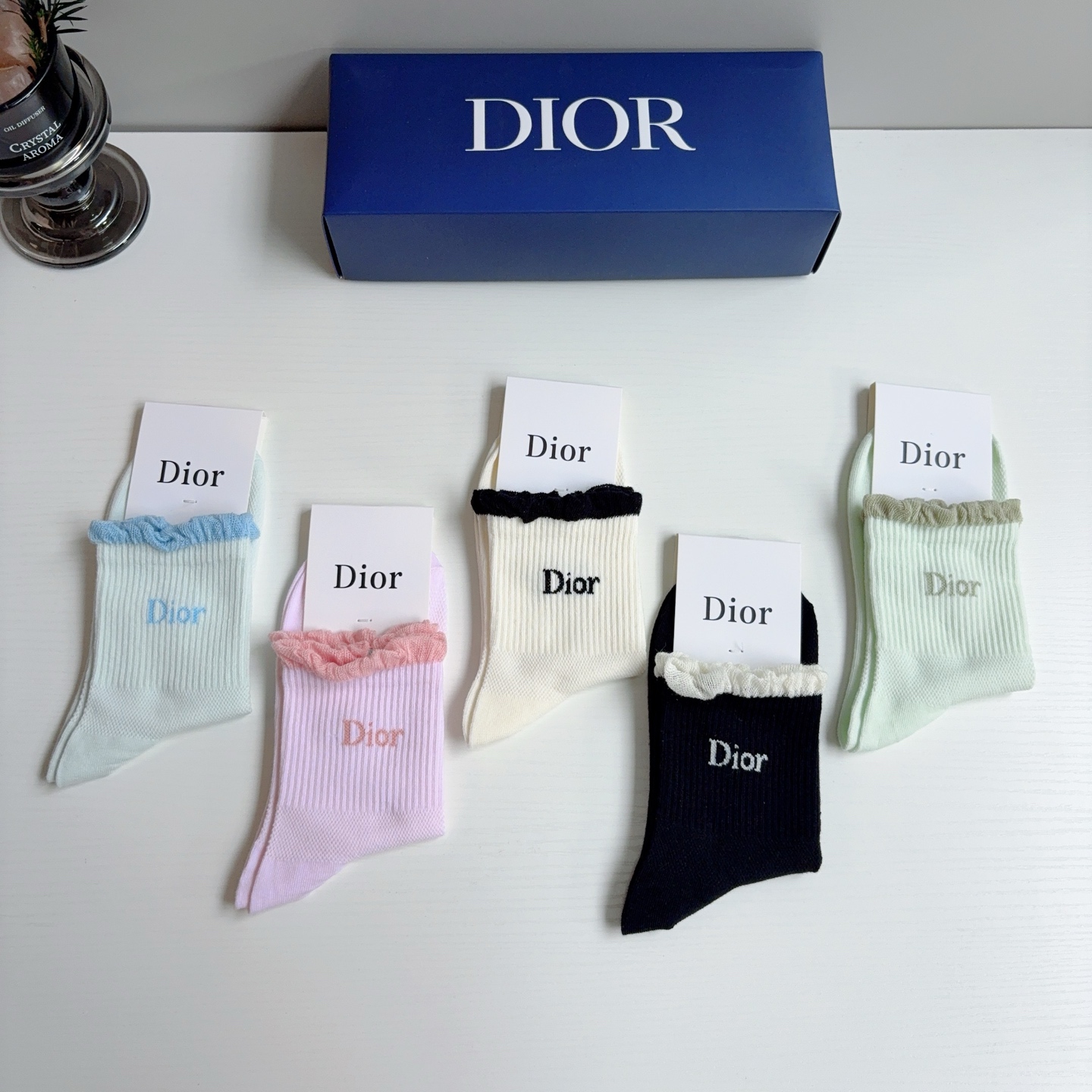 配包装（一盒5双）Dior 迪奥 新款字母中筒袜子！爆款字母专柜同步中筒袜，💛大牌出街，潮人必备。超好搭