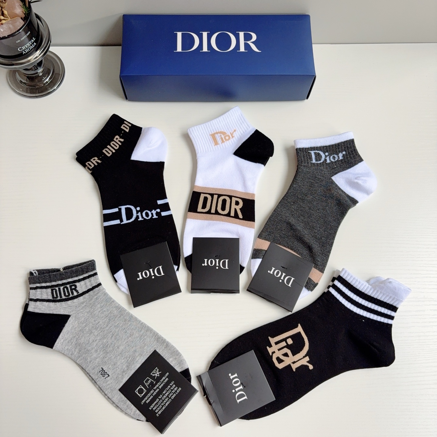 配包装（一盒5双）Dior 迪奥 新款字母罗口男款短筒袜子！经典字母专柜同步袜子，💛大牌出街，潮人必备。
