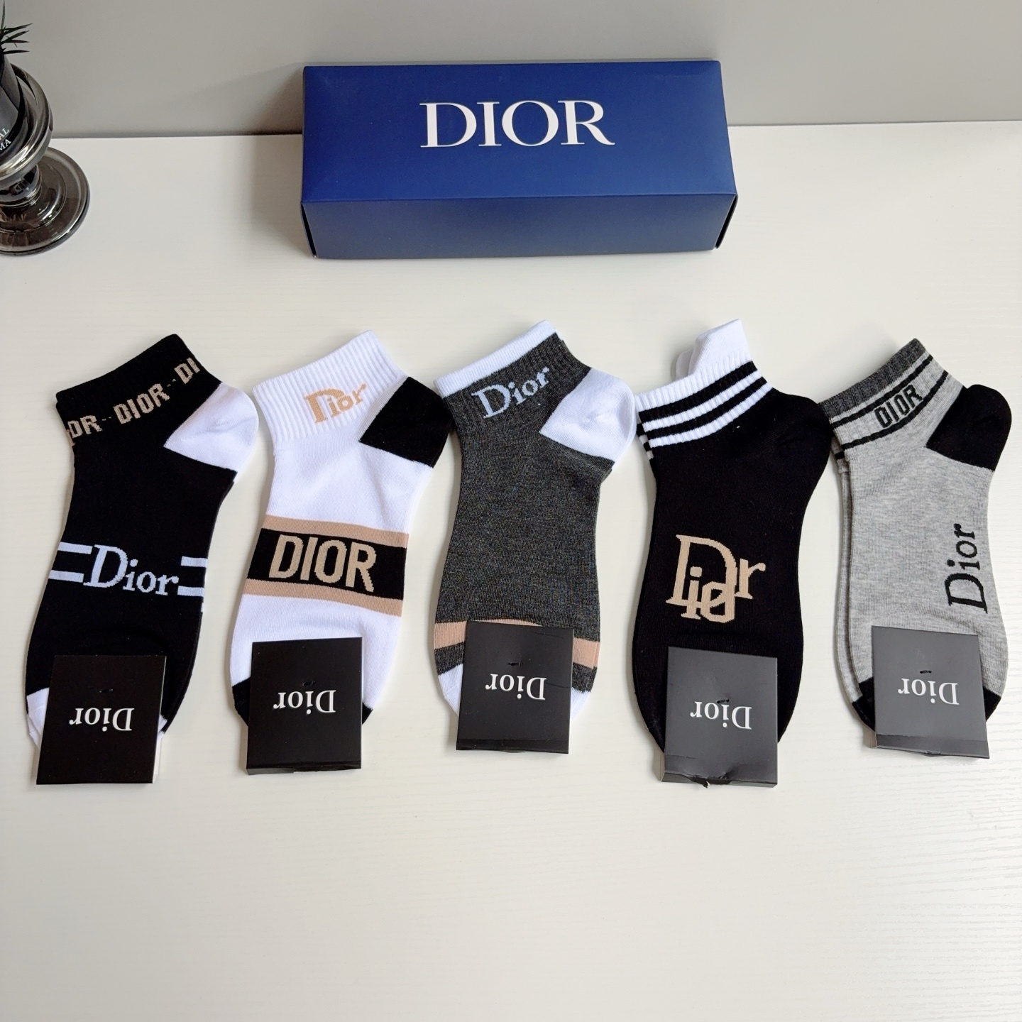 配包装（一盒5双）Dior 迪奥 新款字母罗口男款短筒袜子！经典字母专柜同步袜子，💛大牌出街，潮人必备。