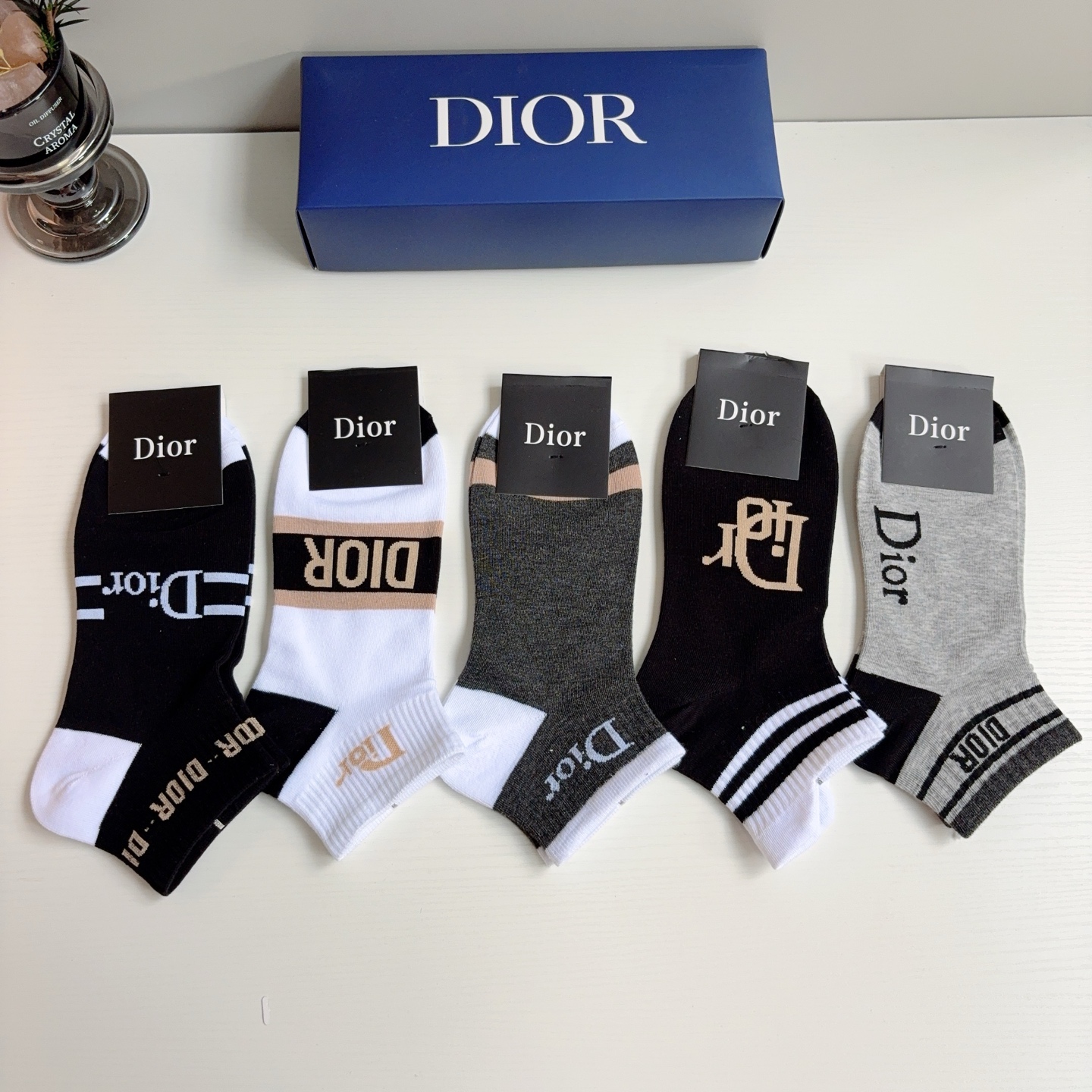 配包装（一盒5双）Dior 迪奥 新款字母罗口男款短筒袜子！经典字母专柜同步袜子，💛大牌出街，潮人必备。