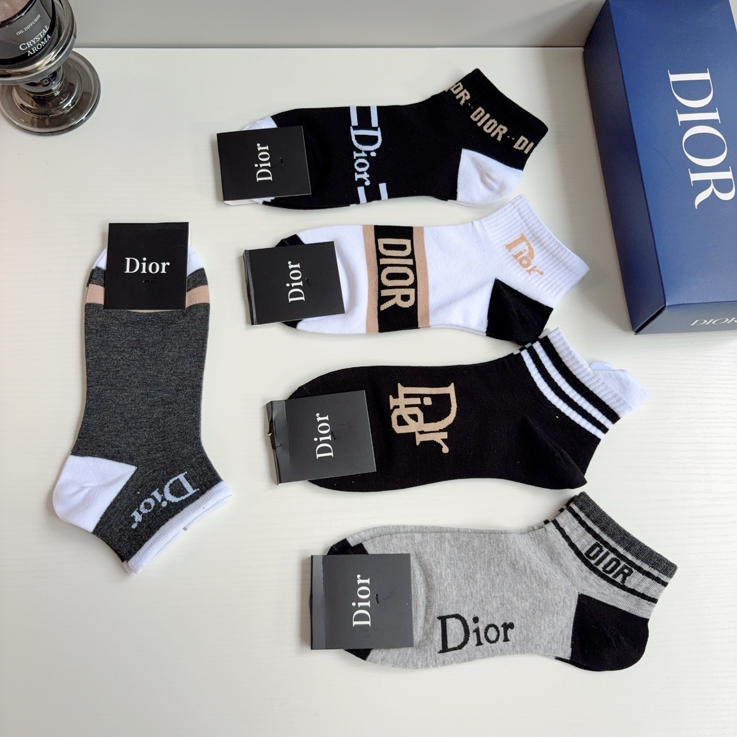 配包装（一盒5双）Dior 迪奥 新款字母罗口男款短筒袜子！经典字母专柜同步袜子，💛大牌出街，潮人必备。
