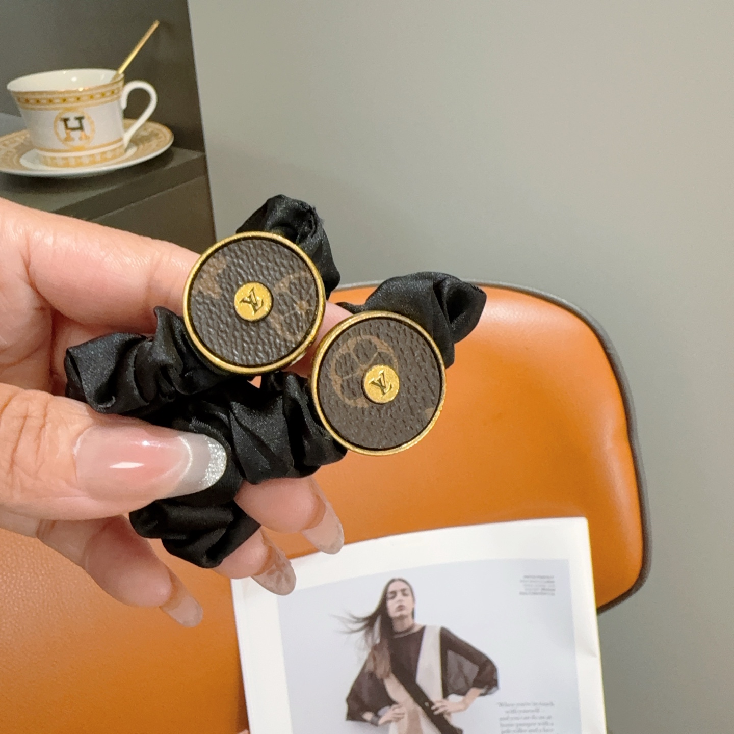 NO:941804,Comes with packaging (single) LV (Louis Vuitton) Internet celebrity new hair band, exquisite small intestine rubber band, comfortable and stress-free to wear, a must-have for styling!  Very fashionable and versatile!  hairpins,hairpins,louis vuitton,louis vuitton,hairpins19860909配包装（单个） LV（路易威登）网红新款发圈,精致小肠圈皮筋,佩戴舒适无压力,造型搭配必备！非常时尚百搭！发夹,发夹,louis vuitton,louis vuitton,hairpins,accessory
