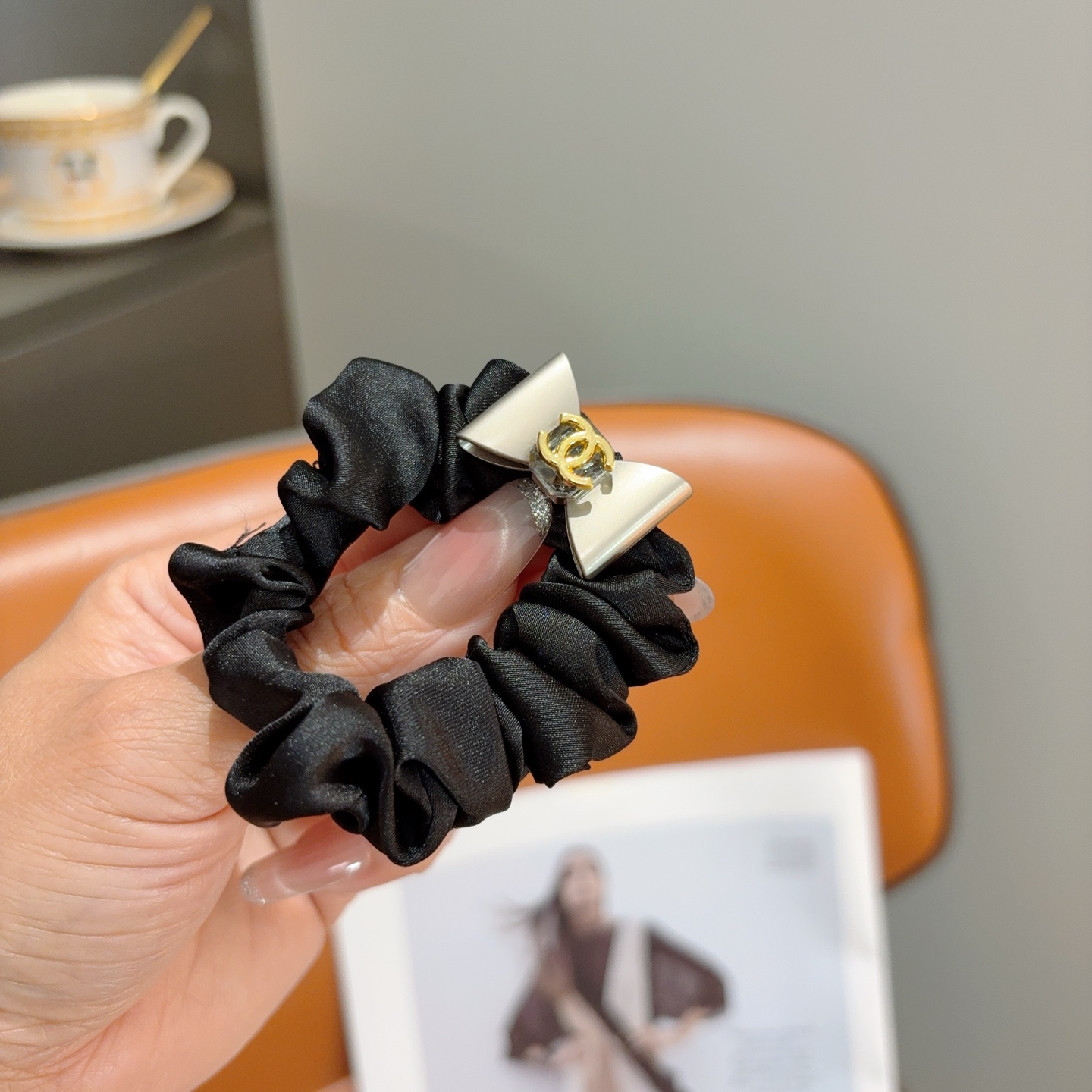 NO:941800,Comes with packaging (single) CHANEL (Chanel) Internet celebrity new hair tie, exquisite small intestine ring rubber band, comfortable and stress-free to wear, a must-have for styling!  Very fashionable and versatile!  hairpins,hairpins,chanel,chanel,hairpins19860909配包装（单个） CHANEL（香奈儿）网红新款发圈,精致小肠圈皮筋,佩戴舒适无压力,造型搭配必备！非常时尚百搭！发夹,发夹,chanel,chanel,hairpins,accessory
