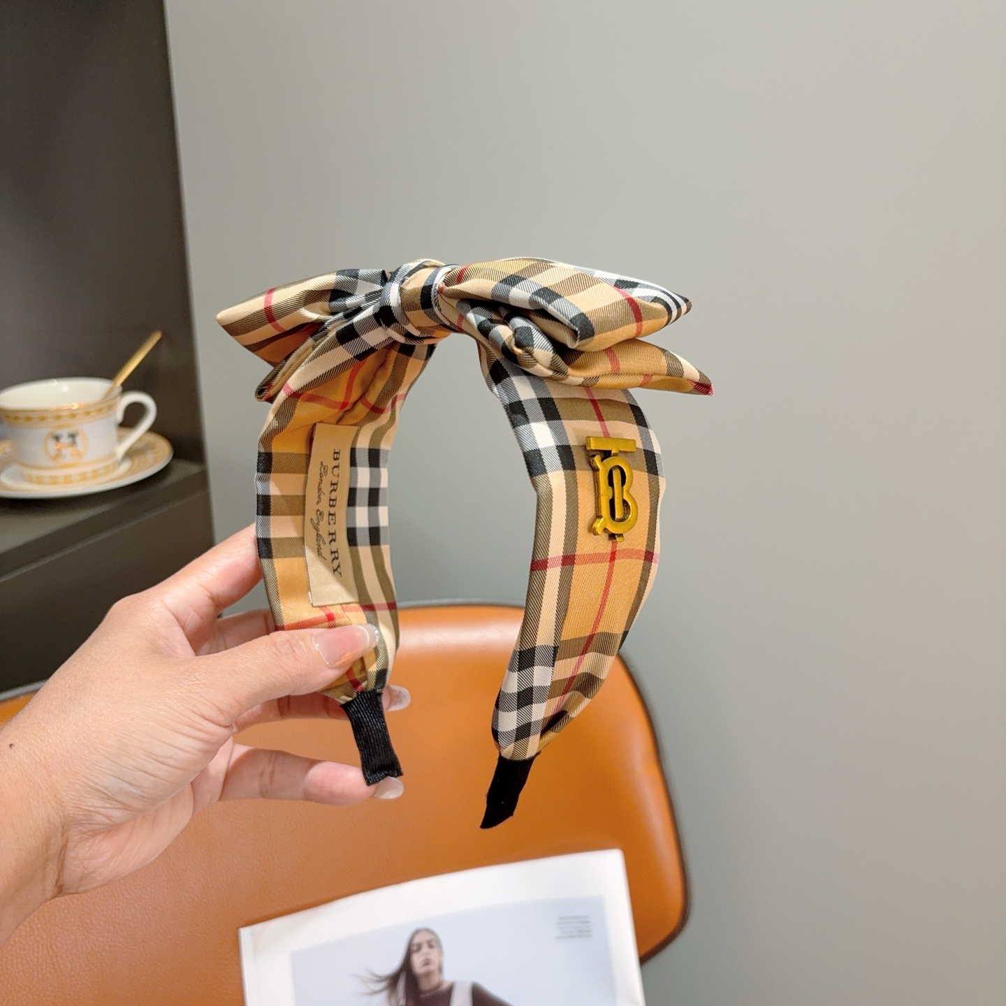 NO:941814,Comes with packaging. BURBERRY new bow headband, fabric supplied by customer. All details are shot in real time!  Very attractive and versatile, suitable for various occasions!  hairpins,hairpins,burberry,burberry,hairpins19860909配包装 巴宝莉BURBERRY 新款蝴蝶结发箍,客供面料 细节全部实拍！非常耐看又百搭、适合各种场合搭配！发夹,发夹,burberry,burberry,hairpins,accessory