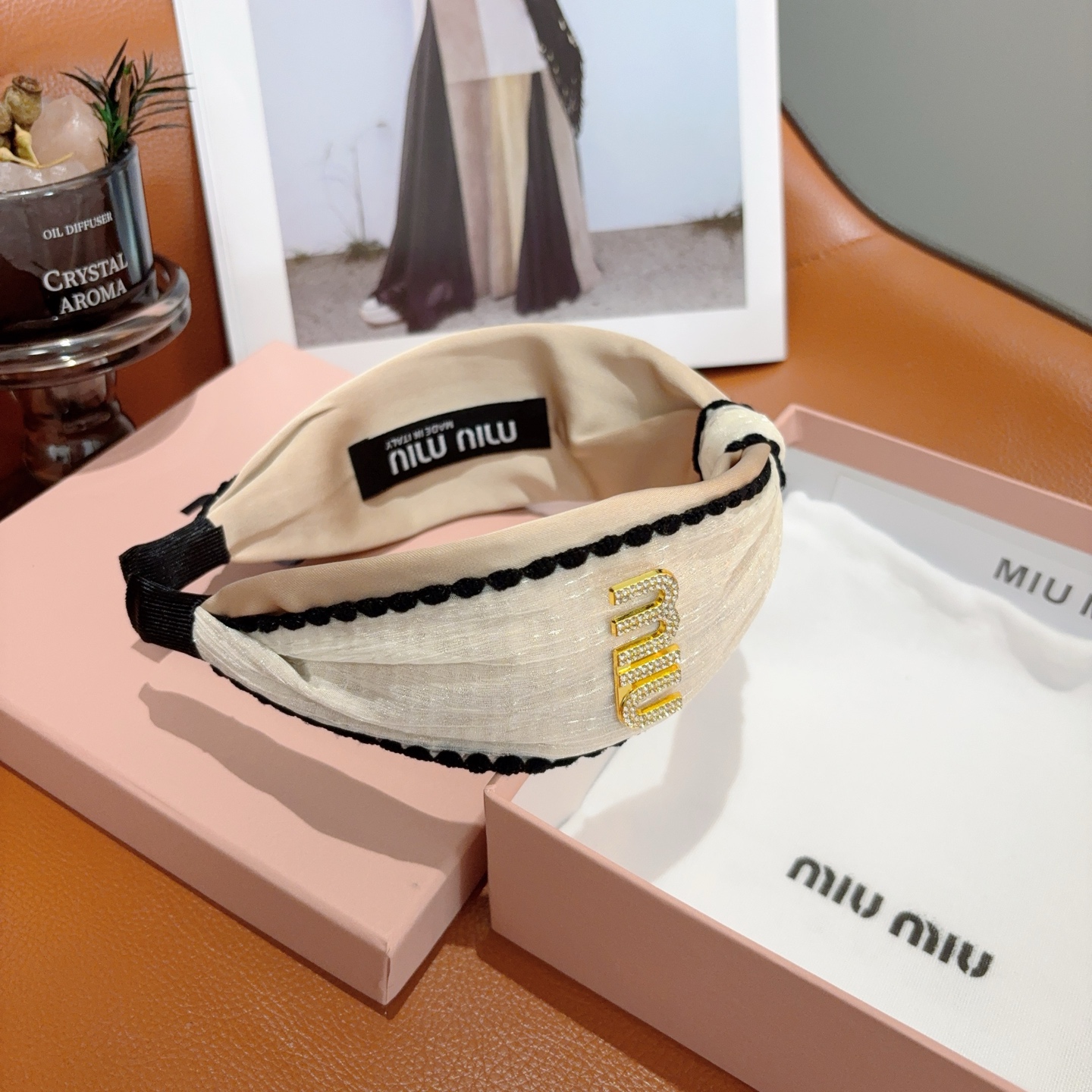 配包装miumiu 缪缪  新款宽版中间结发箍，金属字母logo头箍！简约洋气显质感、经典百搭少女风发饰