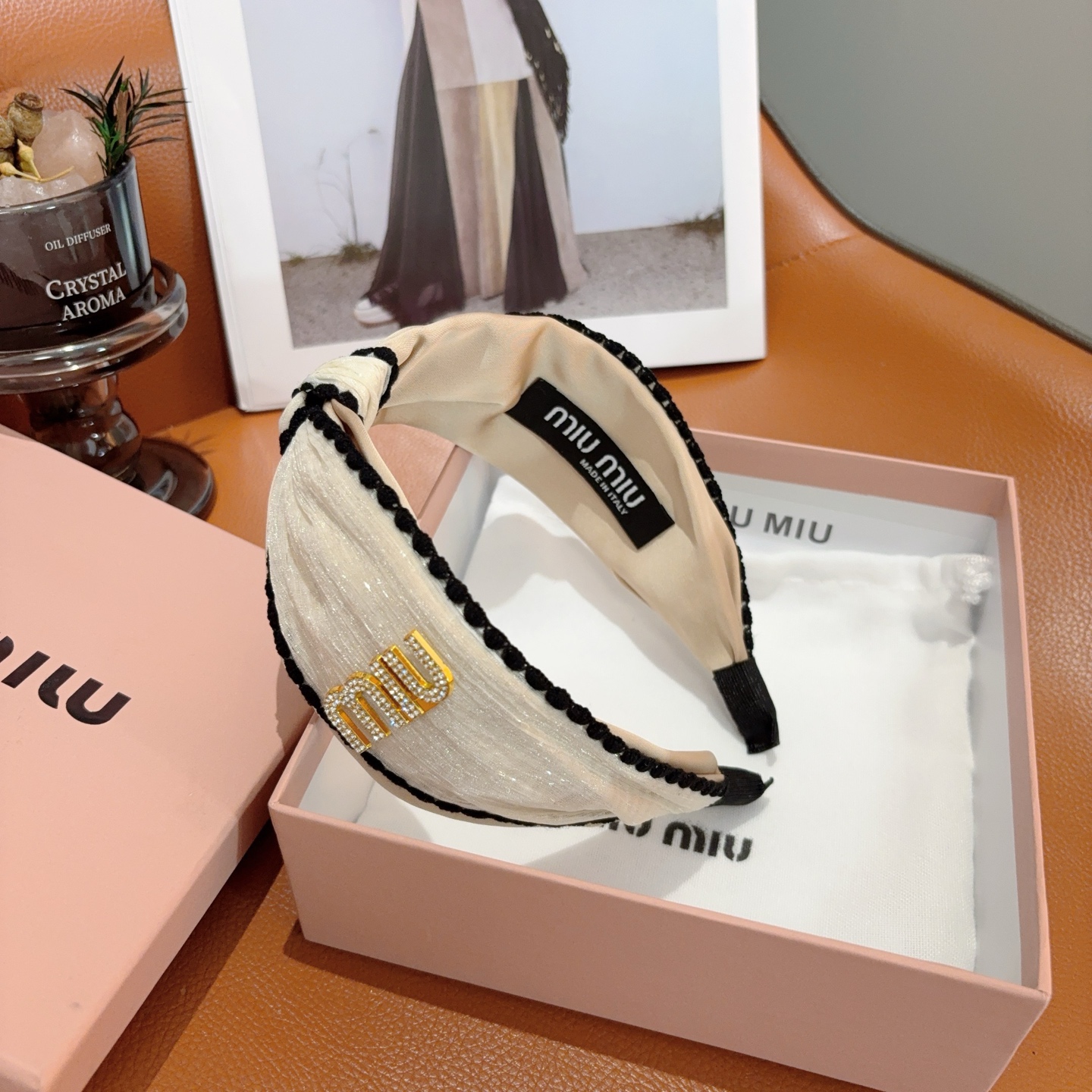 配包装miumiu 缪缪  新款宽版中间结发箍，金属字母logo头箍！简约洋气显质感、经典百搭少女风发饰