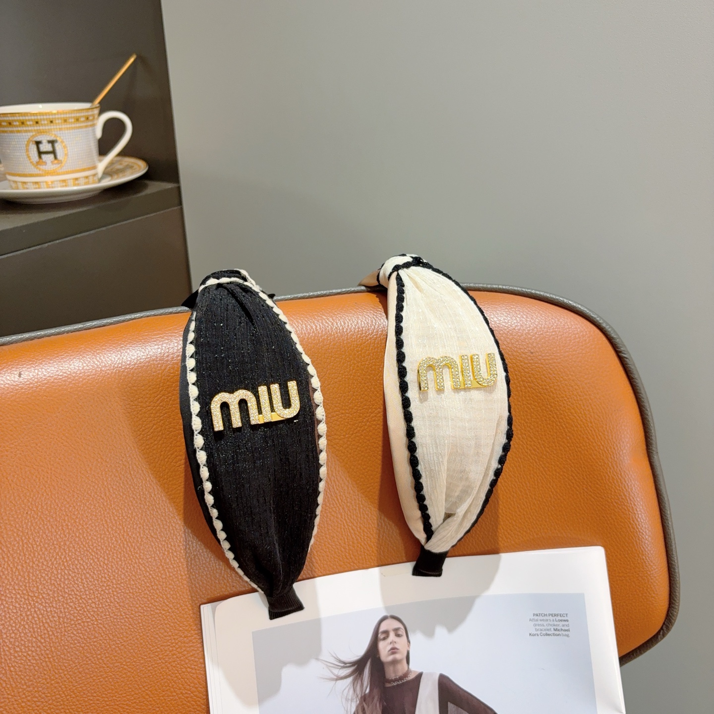 配包装miumiu 缪缪  新款宽版中间结发箍，金属字母logo头箍！简约洋气显质感、经典百搭少女风发饰