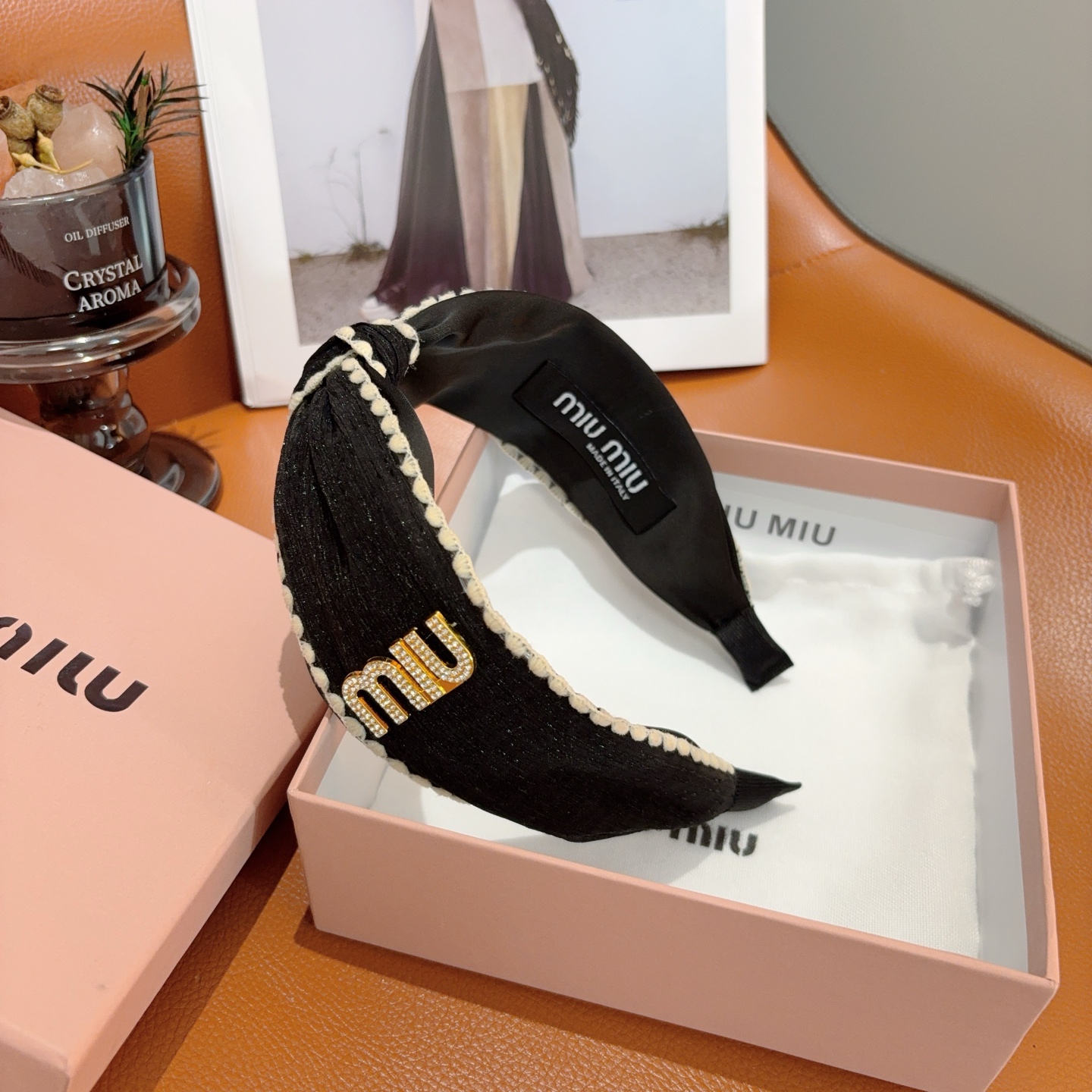 配包装miumiu 缪缪  新款宽版中间结发箍，金属字母logo头箍！简约洋气显质感、经典百搭少女风发饰