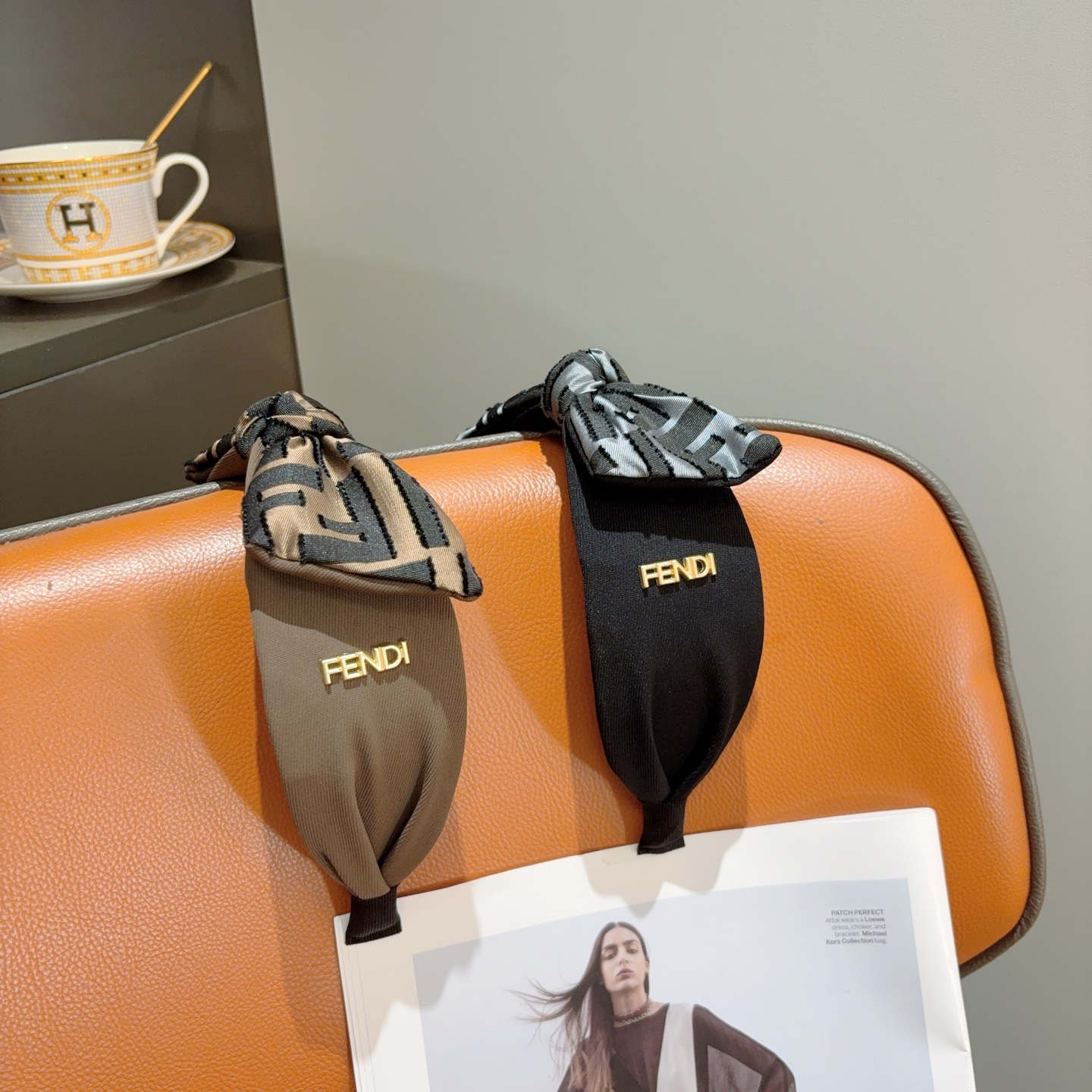 NO:881296,Comes with packaging FENDI (Fendi) bow double F headband, sweet and cool style headwear, special design style, fine materials, super versatile!  hairpins,hairpins,fendi,fendi,hairpins19860909配包装 FENDI（芬迪）蝴蝶结双F发箍 甜酷风头饰 设计风格特别 用料精细 超级百搭！发夹,发夹,fendi,fendi,hairpins,accessory