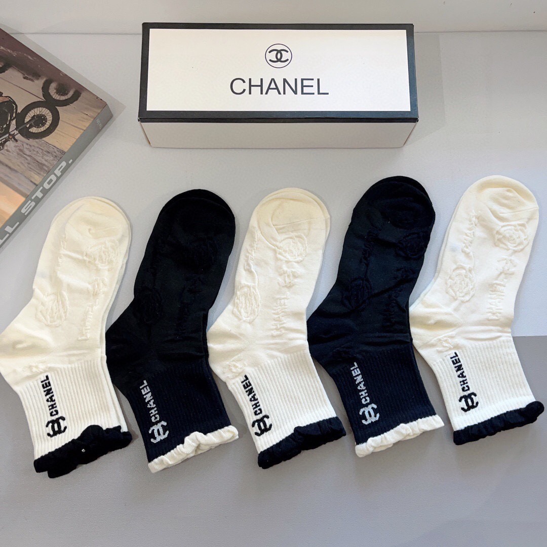 配包装（一盒5双）CHANEL 香奈儿经典袜子❗️高版本纯棉材质柔软，秒杀市场普通货，经典的双C图案lo
