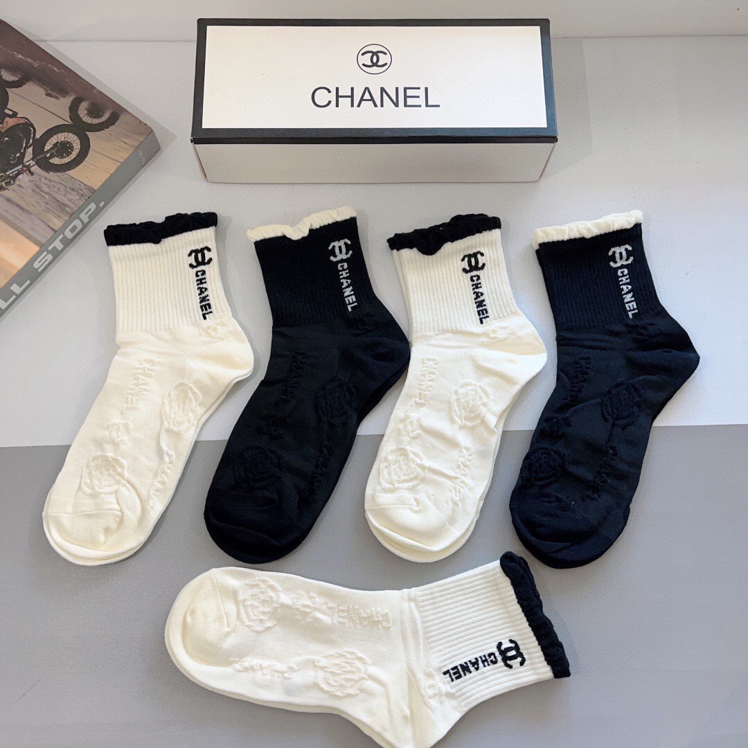 配包装（一盒5双）CHANEL 香奈儿经典袜子❗️高版本纯棉材质柔软，秒杀市场普通货，经典的双C图案lo
