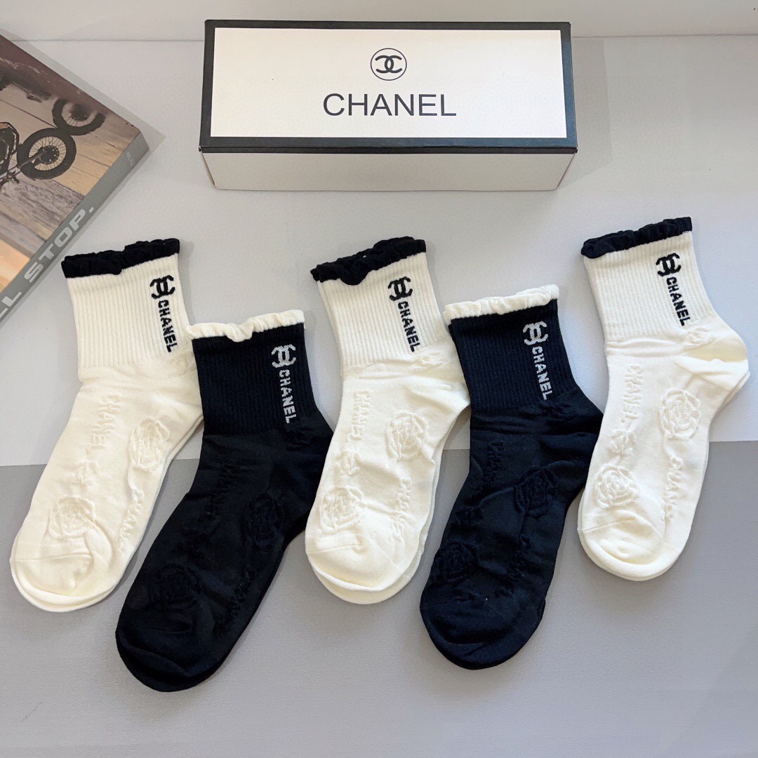 配包装（一盒5双）CHANEL 香奈儿经典袜子❗️高版本纯棉材质柔软，秒杀市场普通货，经典的双C图案lo
