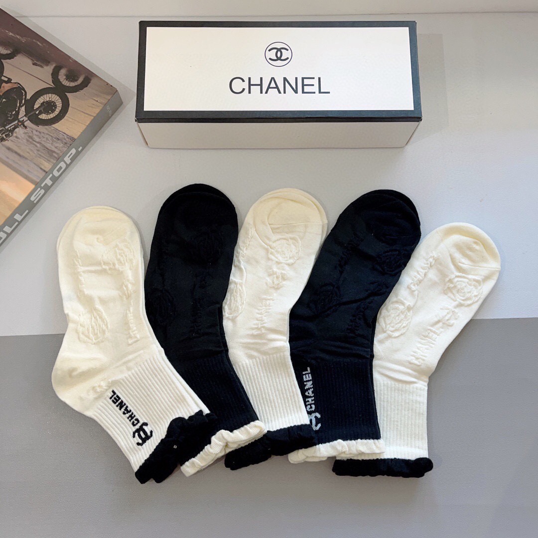 配包装（一盒5双）CHANEL 香奈儿经典袜子❗️高版本纯棉材质柔软，秒杀市场普通货，经典的双C图案lo