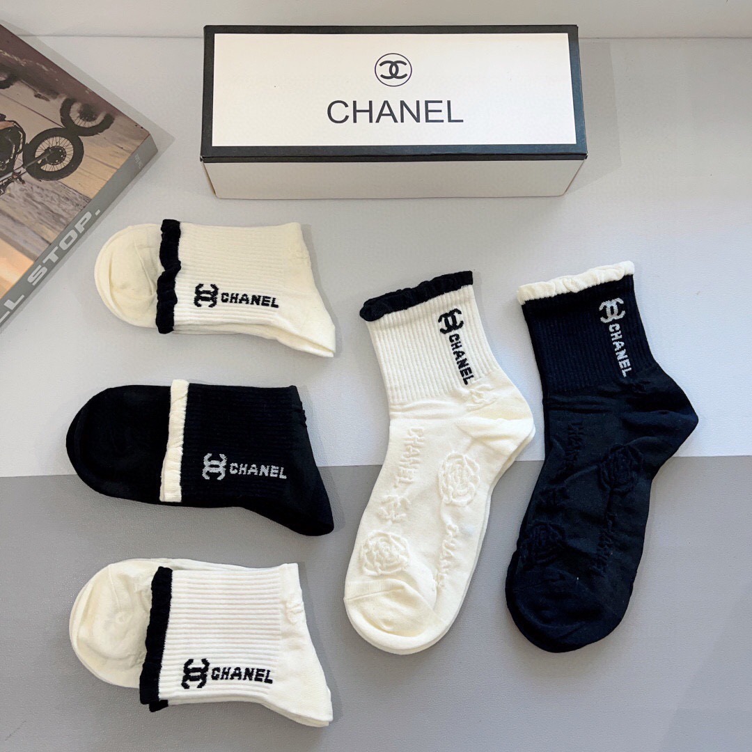 配包装（一盒5双）CHANEL 香奈儿经典袜子❗️高版本纯棉材质柔软，秒杀市场普通货，经典的双C图案lo