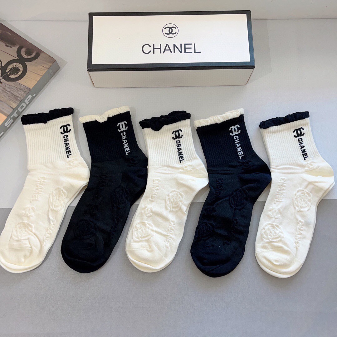 配包装（一盒5双）CHANEL 香奈儿经典袜子❗️高版本纯棉材质柔软，秒杀市场普通货，经典的双C图案lo