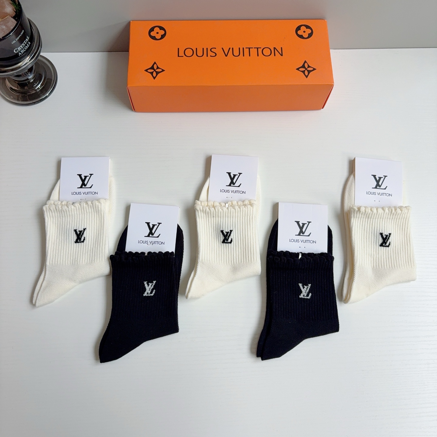 配包装（一盒5双） 🌟 LV 路易威登 超火爆小单品，纯棉面料，潮人必备 爆款，经典字母logo中筒袜，