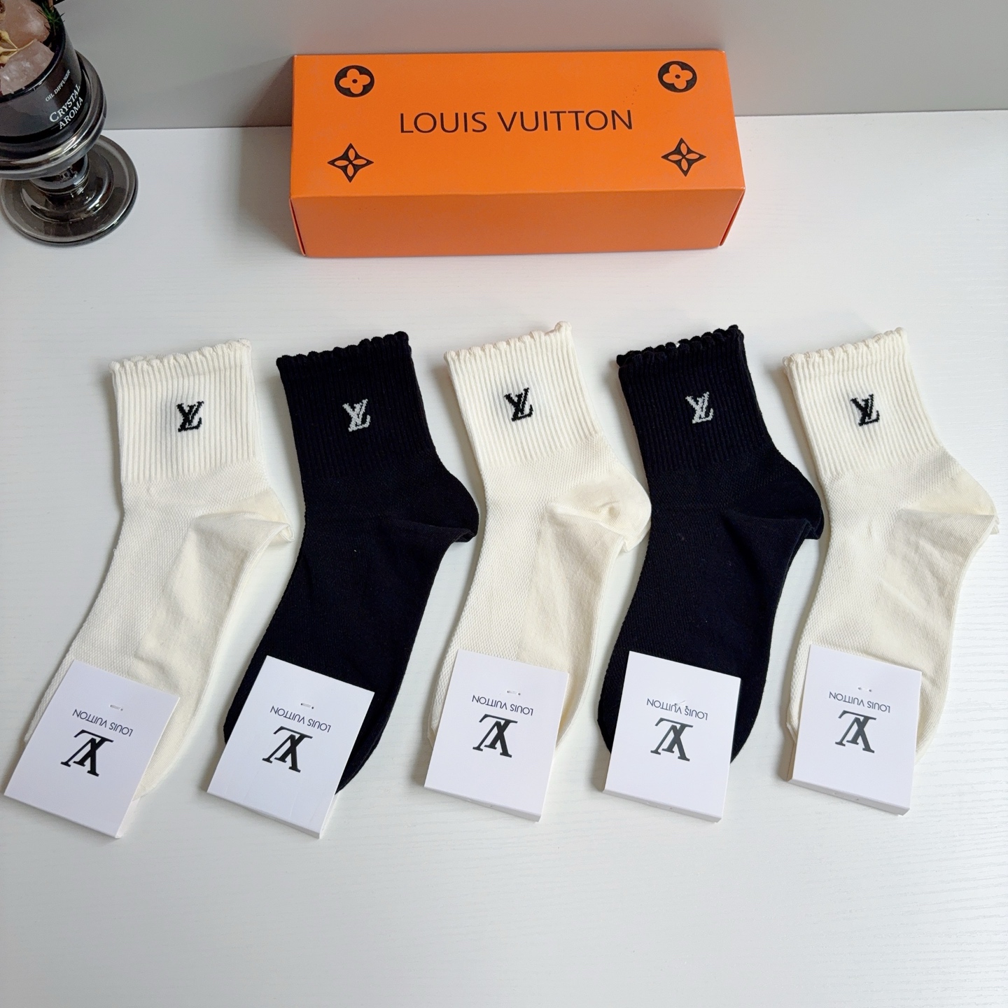 配包装（一盒5双） 🌟 LV 路易威登 超火爆小单品，纯棉面料，潮人必备 爆款，经典字母logo中筒袜，