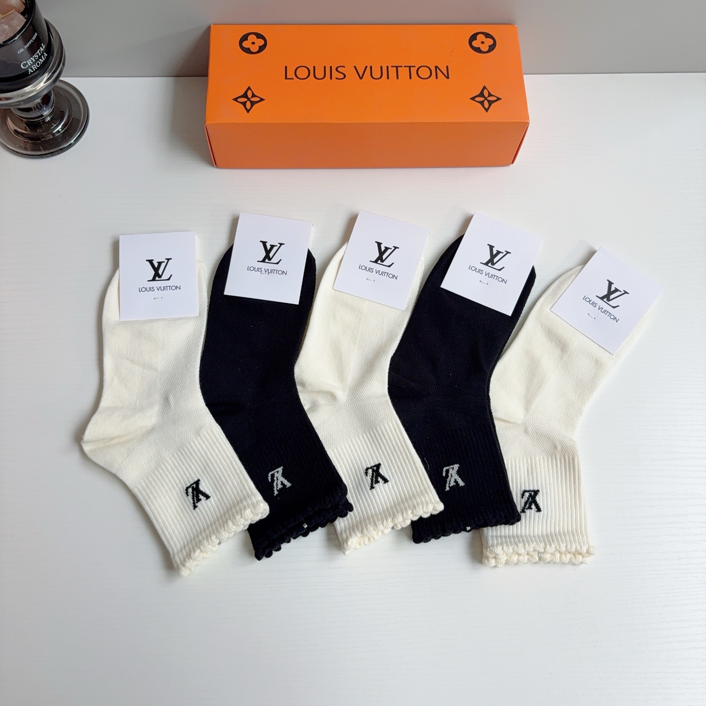 配包装（一盒5双） 🌟 LV 路易威登 超火爆小单品，纯棉面料，潮人必备 爆款，经典字母logo中筒袜，