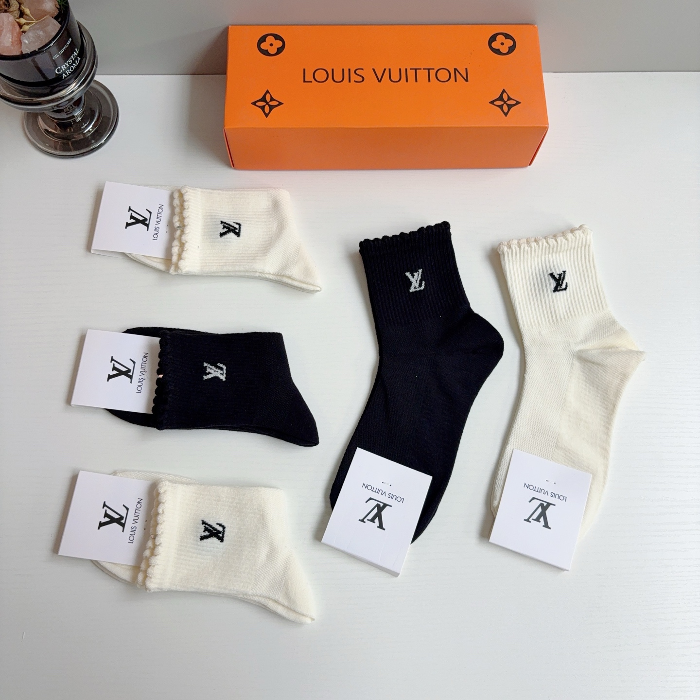 配包装（一盒5双） 🌟 LV 路易威登 超火爆小单品，纯棉面料，潮人必备 爆款，经典字母logo中筒袜，