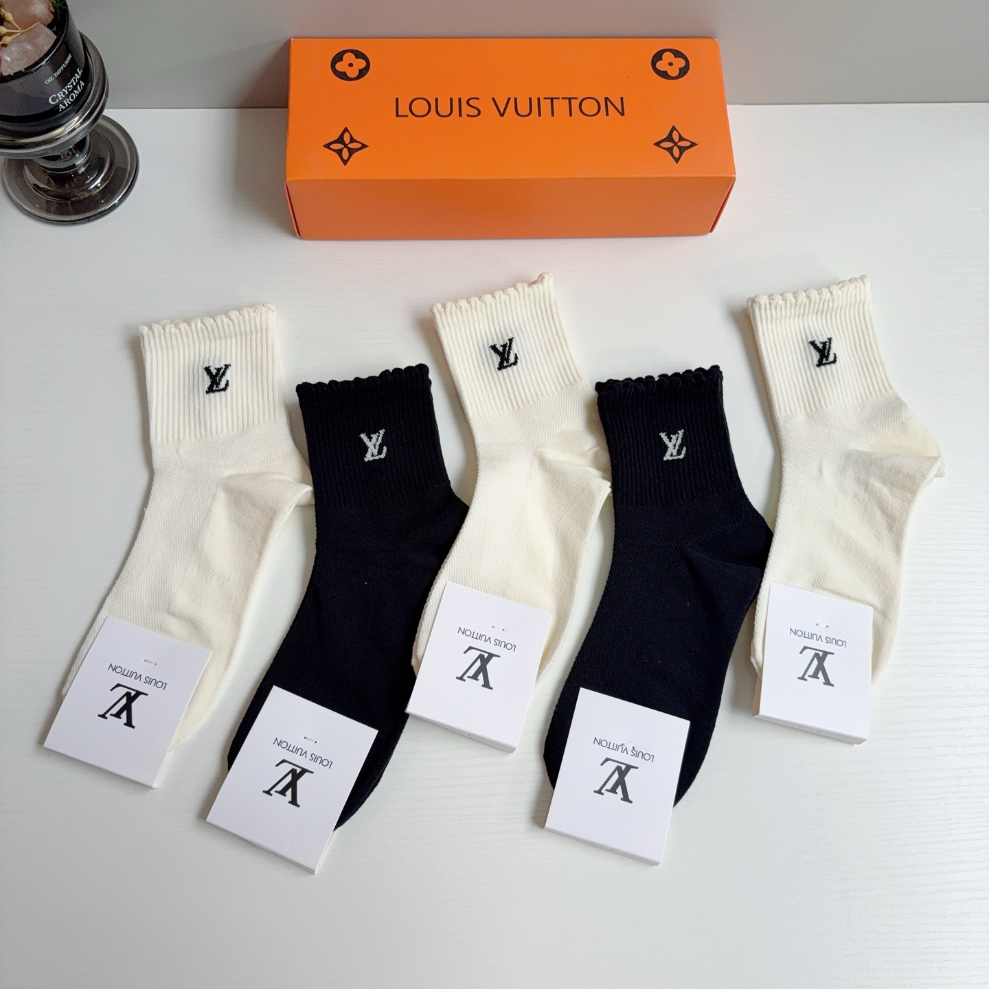 配包装（一盒5双） 🌟 LV 路易威登 超火爆小单品，纯棉面料，潮人必备 爆款，经典字母logo中筒袜，