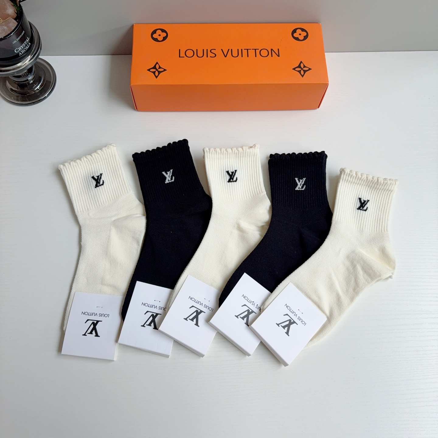 NO:813388,Comes with packaging (5 pairs in a box) LV Louis Vuitton super popular small items, pure cotton fabric, a must-have for fashionistas, hot style, classic letter logo mid-calf socks, personalized fashionable and versatile socks, stockings, socks, louis vuitton, louis vuitton, socks19860909配包装（一盒5双）  LV 路易威登 超火爆小单品,纯棉面料,潮人必备 爆款,经典字母logo中筒袜,个性时尚百搭款袜子,丝袜,袜子,louis vuitton,louis vuitton,socks,accessory