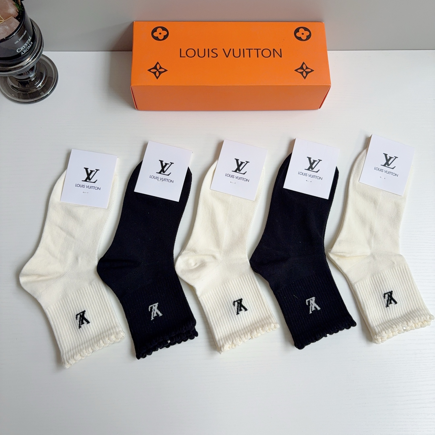 配包装（一盒5双） 🌟 LV 路易威登 超火爆小单品，纯棉面料，潮人必备 爆款，经典字母logo中筒袜，