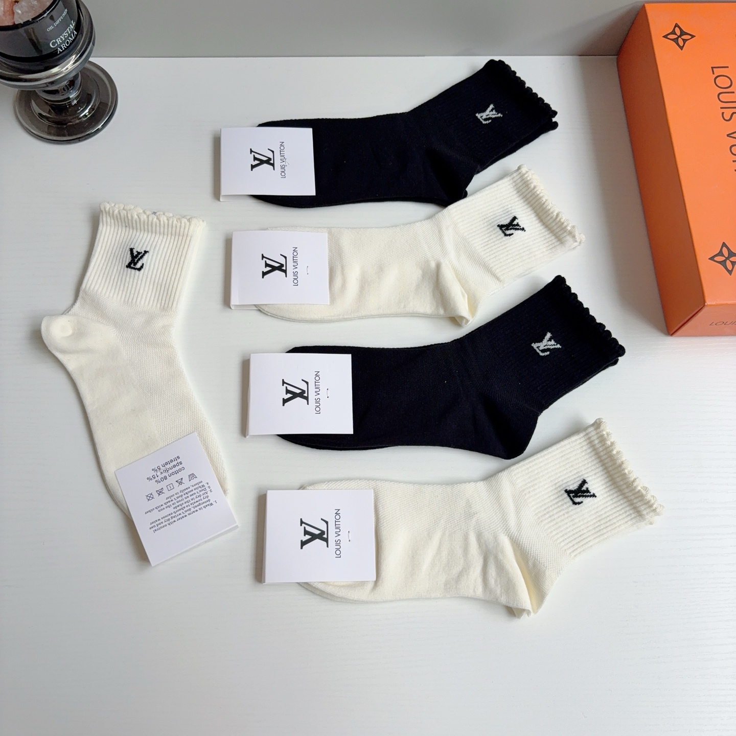 配包装（一盒5双） 🌟 LV 路易威登 超火爆小单品，纯棉面料，潮人必备 爆款，经典字母logo中筒袜，