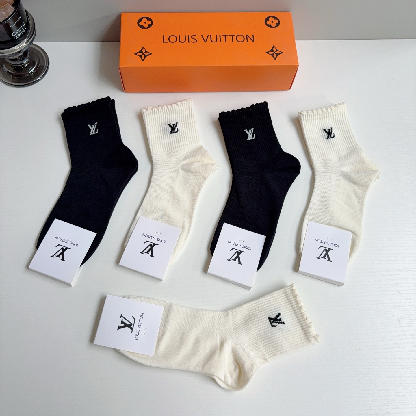 配包装（一盒5双） 🌟 LV 路易威登 超火爆小单品，纯棉面料，潮人必备 爆款，经典字母logo中筒袜，