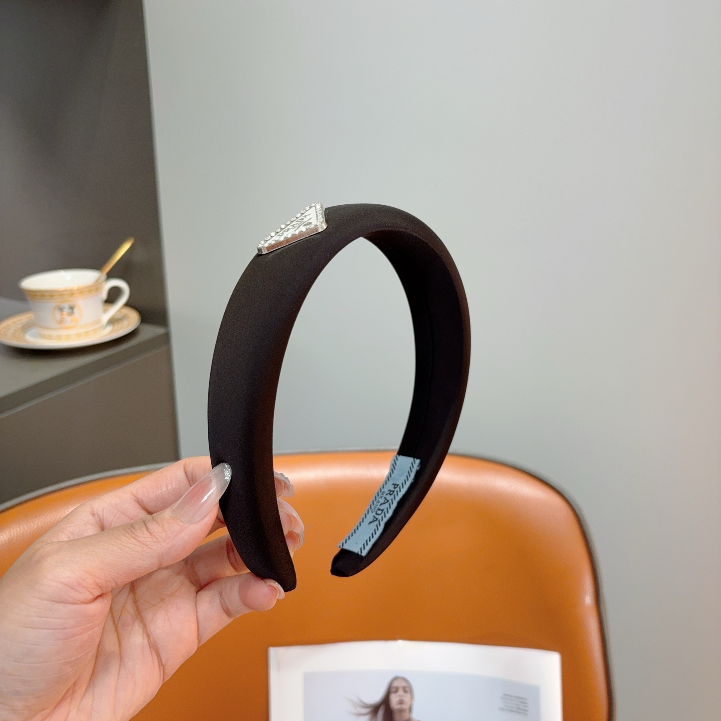 NO:853408,Comes with packaging PRADA (Prada) new trendy letter headband. A must-have item for the goddess of temperament. It is very versatile and fashionable. Wearing it will make you look classy. Hairpins, hairpins, prada, prada, hairpins19860909配包装 PRADA（普拉达） 新款潮流字母发箍.气质女神必备单品,非常百搭,时尚潮流, 戴上它满满的高大上.发夹,发夹,prada,prada,hairpins,accessory