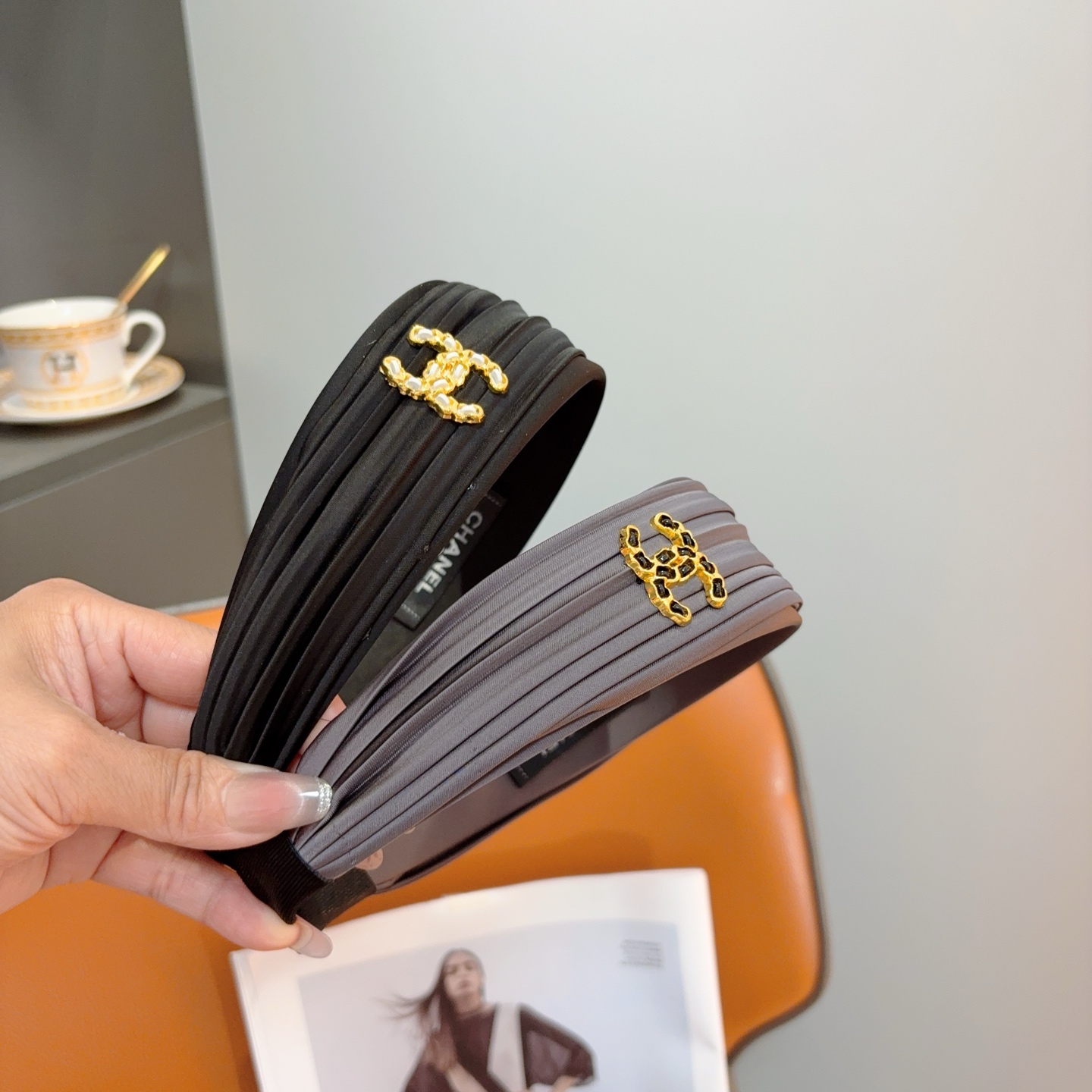 NO:853430,Comes with packaging CHANEL (Chanel) new exquisite pleated small scented headband, retro headband, recommended by Internet celebrities. Matched with high-end materials, fashionable and versatile. Hairpins, hairpins, chanel, chanel, hairpins19860909配包装 CHANEL（香奈儿）新款精致褶皱小香发箍,复古头箍,网红爆款推荐 搭配高端材质,时尚百搭.发夹,发夹,chanel,chanel,hairpins,accessory