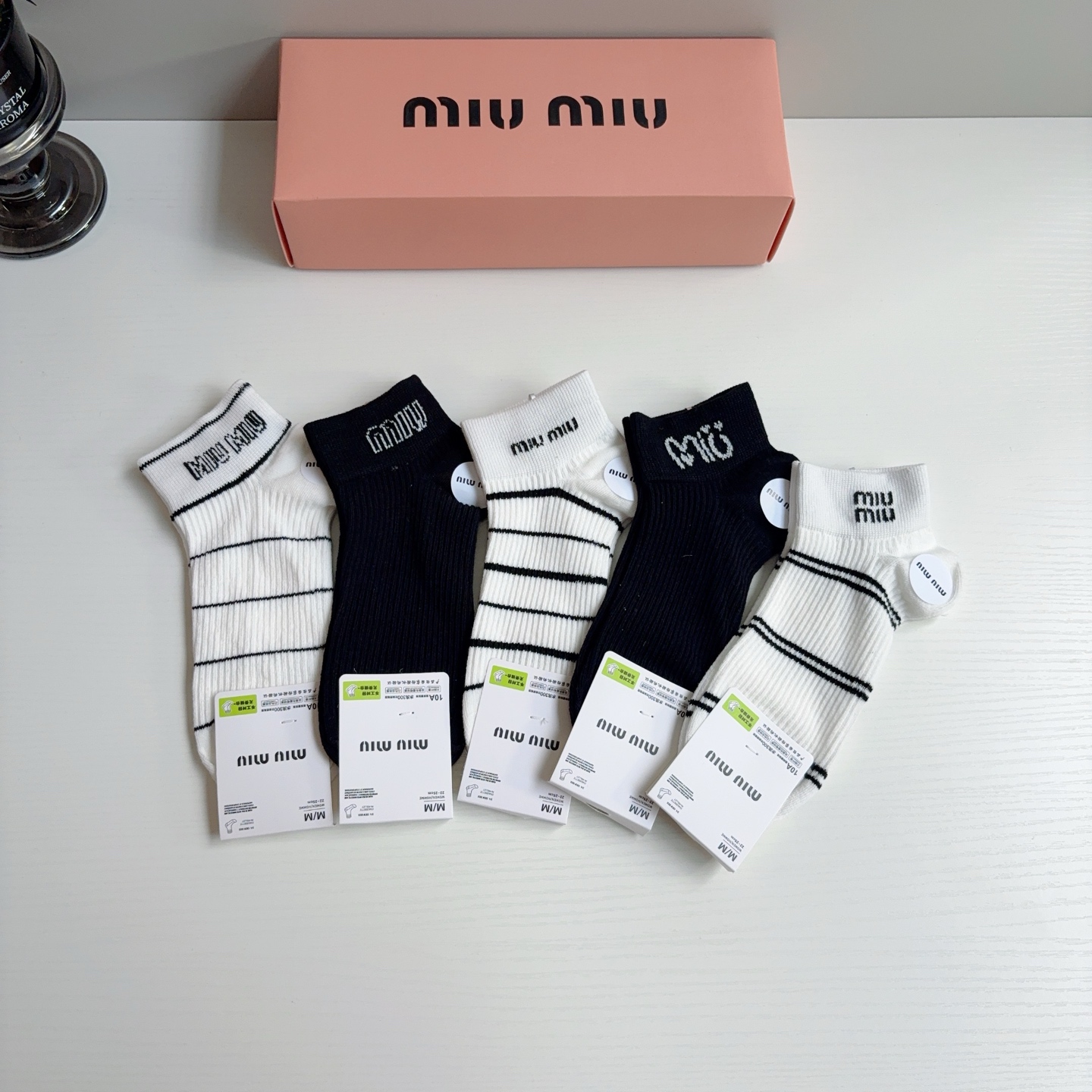 NO:850139,Comes with packaging [5 pairs in a box] miumiu · Miu Miu’s new internet celebrity short socks are made of pure cotton, are light, soft and breathable, and can be used in all seasons!   socks, stockings, socks, miumiu, socks19860909配包装【一盒5双】 miumiu · 缪缪 新款网红短筒袜子纯棉材质,轻薄柔软透气,四季通用！  袜子,丝袜,袜子,miumiu,socks,accessory