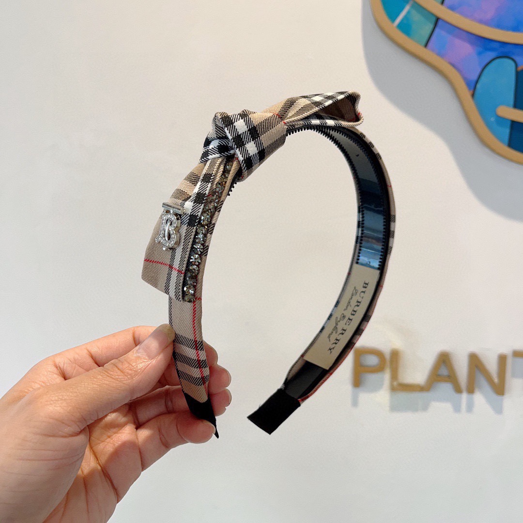 NO:853711,Comes with packaging. BURBERRY's new high-version bow headband, fabric supplied by customer. All details are shot in real time!  Very attractive and versatile, suitable for various occasions!  hairpins,hairpins,burberry,burberry,hairpins19860909配包装 巴宝莉BURBERRY 新款高版本蝴蝶结发箍,客供面料 细节全部实拍！非常耐看又百搭、适合各种场合搭配！发夹,发夹,burberry,burberry,hairpins,accessory