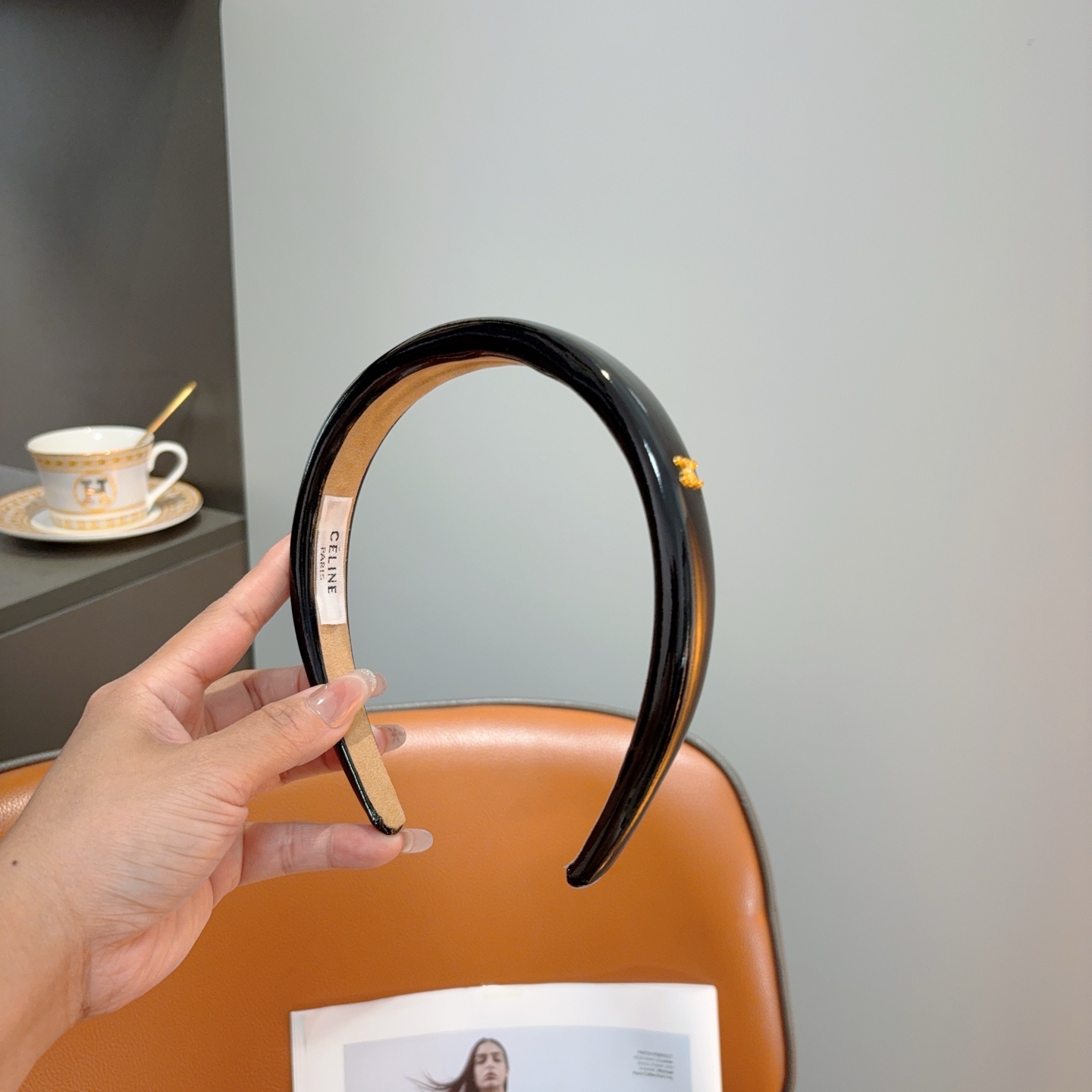 NO:853722,Comes with packaging CELINE (Celine) fashion internet celebrity new patent leather headband, small headband that shows your face. Comfortable and stress-free to wear, high-end and very fashionable when going out. Hairpins, hairpins, celine, celine, hairpins19860909配包装 CELINE（赛琳）时尚网红新款漆皮发箍,显脸小头箍 佩戴舒适无压力,高级感外出非常时尚百搭发夹,发夹,celine,celine,hairpins,accessory