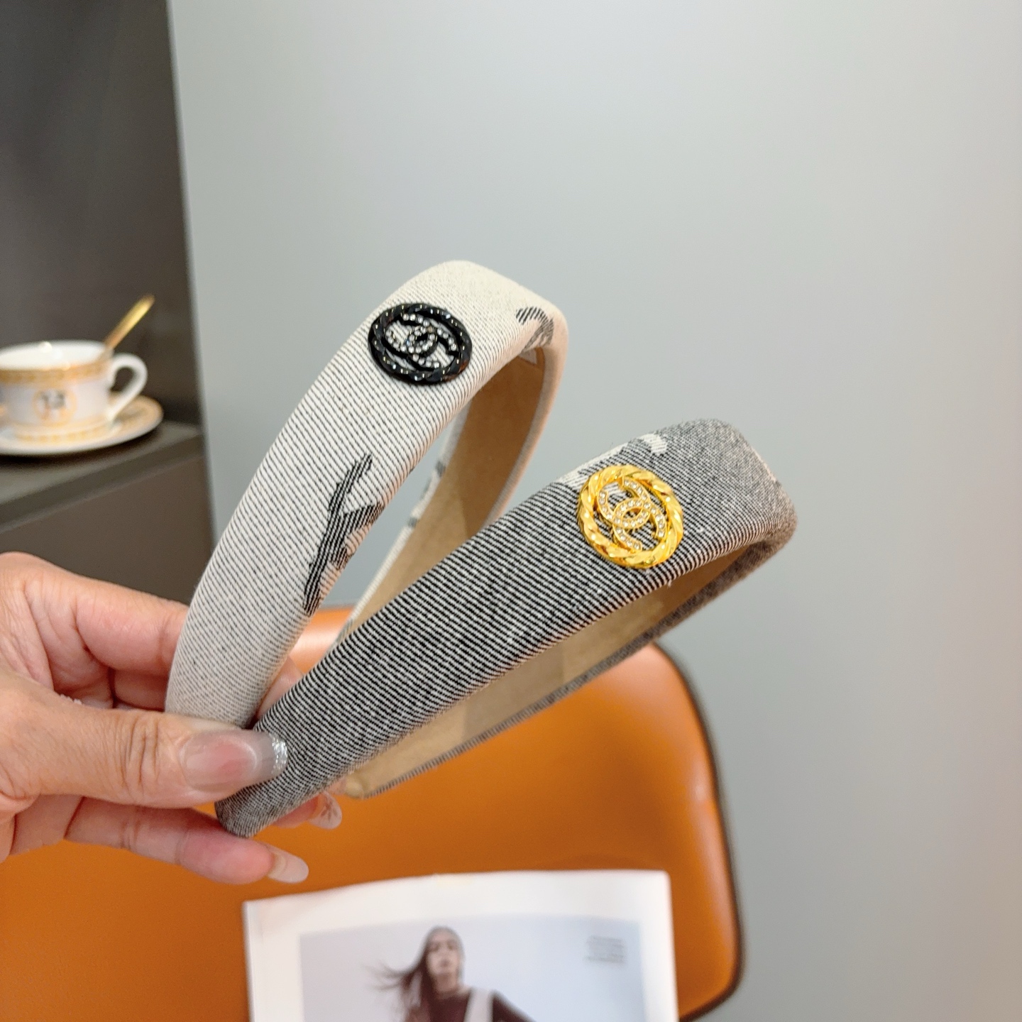 NO:853732,Comes with packaging CHANEL (Chanel) new small fragrance sponge headband, new big face-showing small headband, recommended by Internet celebrities. Paired with high-end double CLOGO, super exquisite, fashionable and versatile!  hairpins,hairpins,chanel,chanel,hairpins19860909配包装 CHANEL（香奈儿）新款小香海绵发箍,新品巨显脸小头箍,网红爆款推荐 搭配高端双Ｃlogo ,超精致时尚百搭！发夹,发夹,chanel,chanel,hairpins,accessory