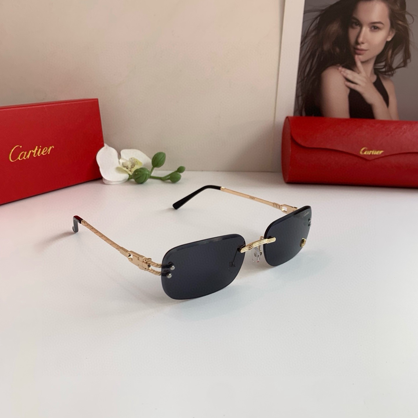 NO:826811,CARTIE*Cartier's new street style sunglasses, frameless fashion sunglasses for men and women, ultra-light, exquisite craftsmanship and full of temperament!  The symbol of ultra-high-end luxury!  glasses, sunglasses, sunglasses, glasses, cartier, cartier19860909CARTIE*卡地亚 新款街拍太阳镜 无框时尚男女款墨镜 超轻工艺精湛气质十足！超高档奢华的象征！眼镜墨镜太阳镜,眼镜,cartier,cartier,glasses