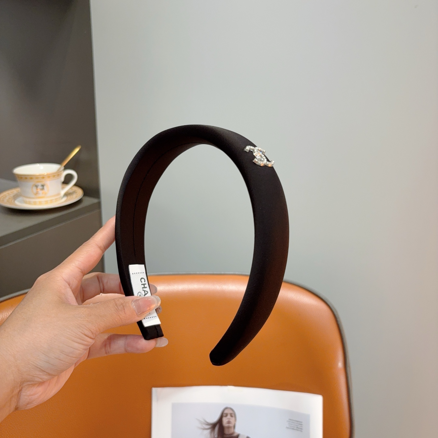 NO:895116,Comes with packaging CHANEL (Chanel) new satin small scented headband, recommended by Internet celebrities. Paired with high-end double Clogo, super exquisite, fashionable and versatile!  hairpins,hairpins,chanel,chanel,hairpins19860909配包装 CHANEL（香奈儿）新款缎面小香发箍,网红爆款推荐 搭配高端双Ｃlogo ,超精致时尚百搭！发夹,发夹,chanel,chanel,hairpins,accessory